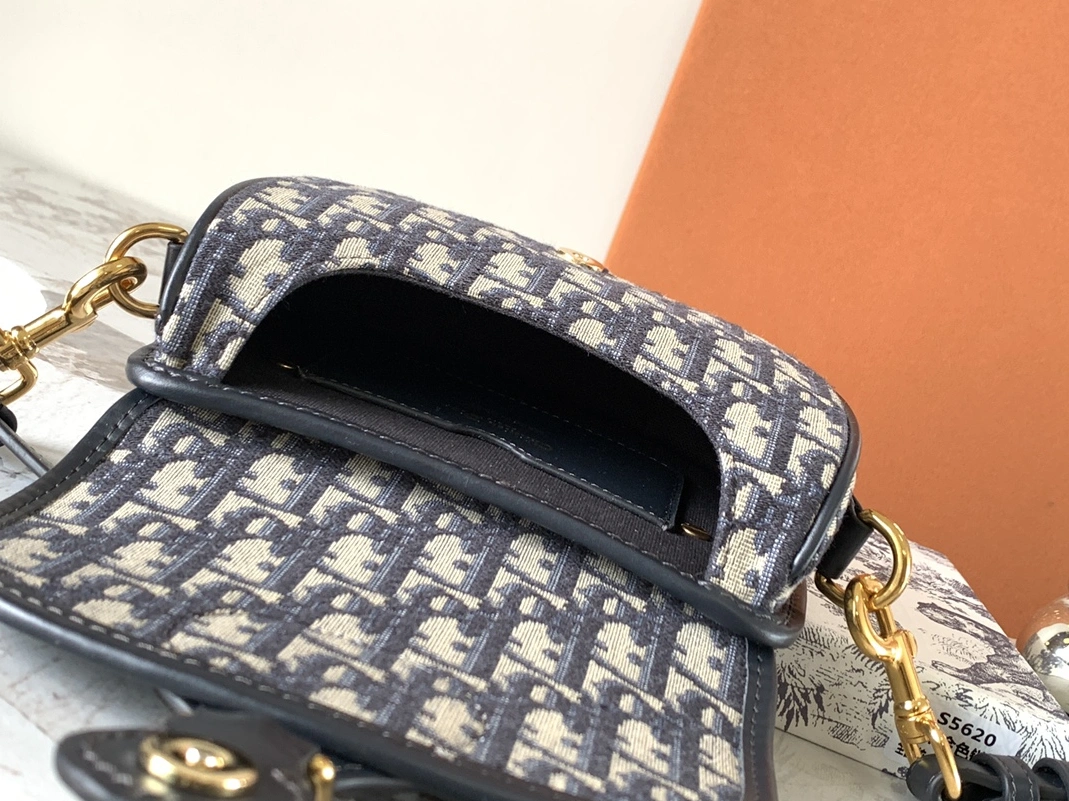 Christian Dior AAA Quality Messenger Bags For Women Versatile 2439