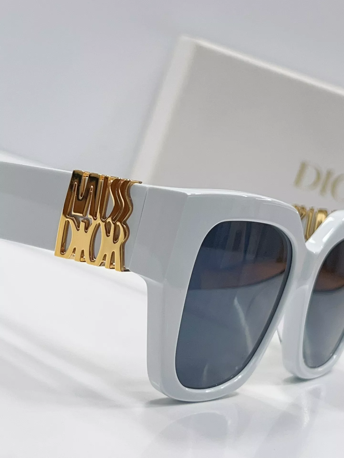 Christian Dior AAA Quality Sunglasses Trendsetting 5638
