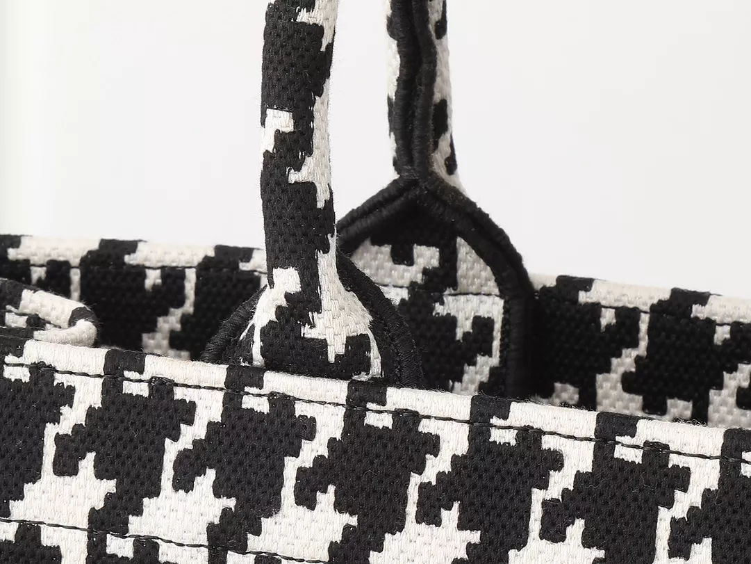 Christian Dior AAA Quality Tote-Handbags For Women Bold 6944