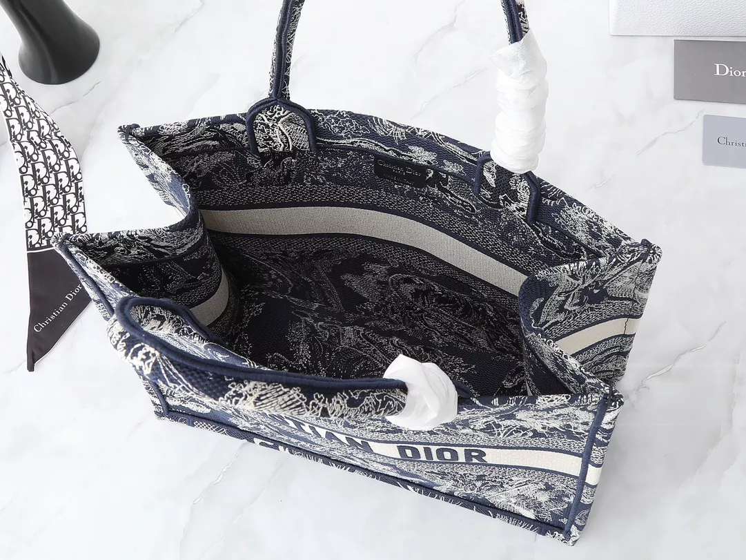 Christian Dior AAA Quality Tote-Handbags For Women Resilient 6896