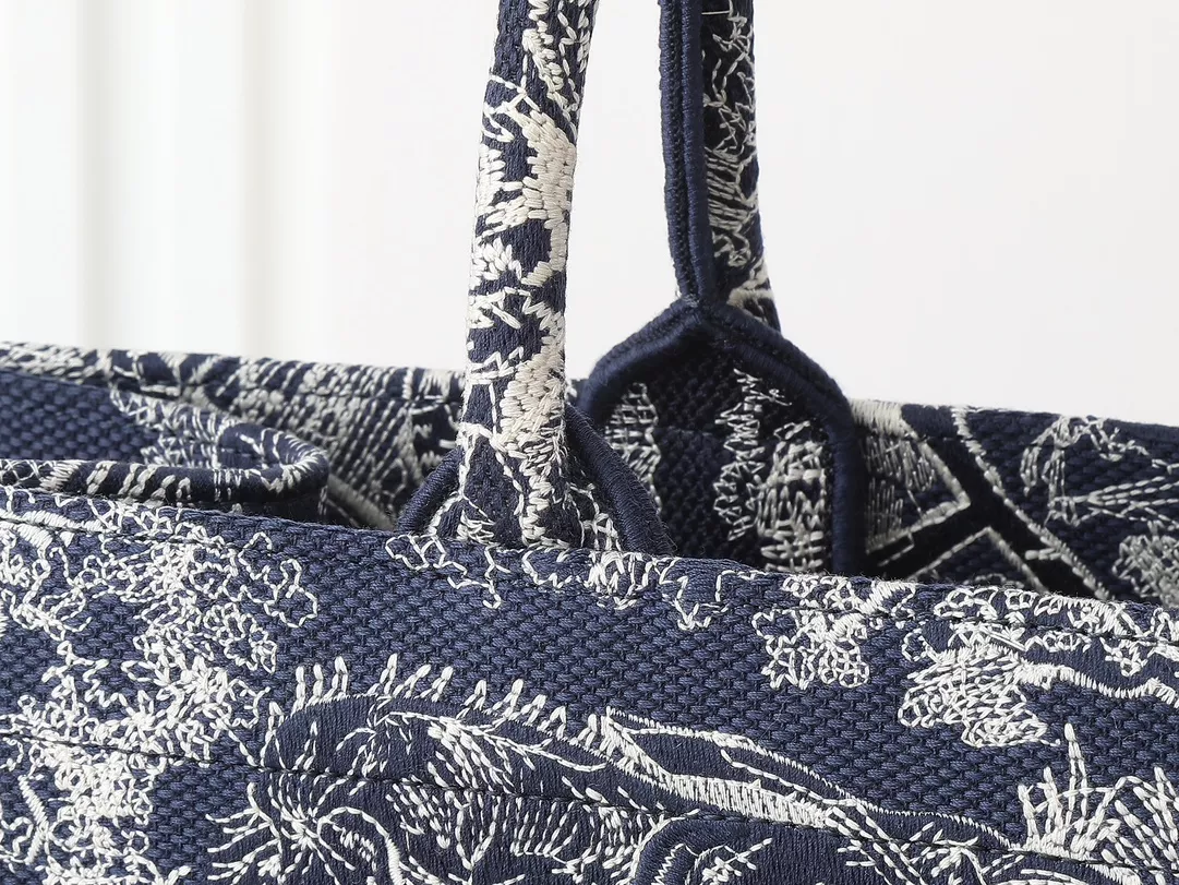 Christian Dior AAA Quality Tote-Handbags For Women Resilient 8922