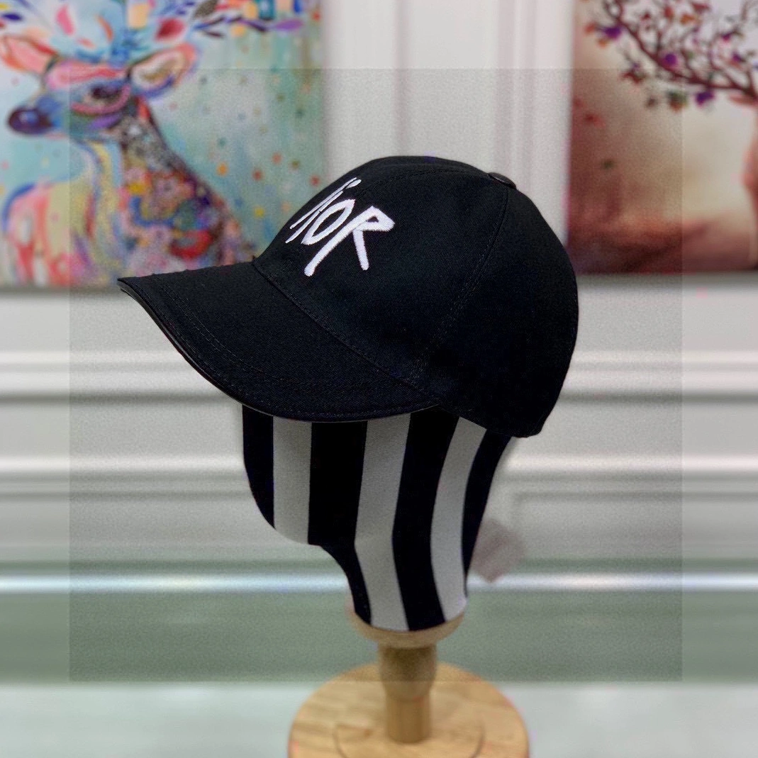 Christian Dior Caps Classic 8228