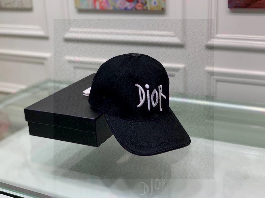 Christian Dior Caps Classic 8228