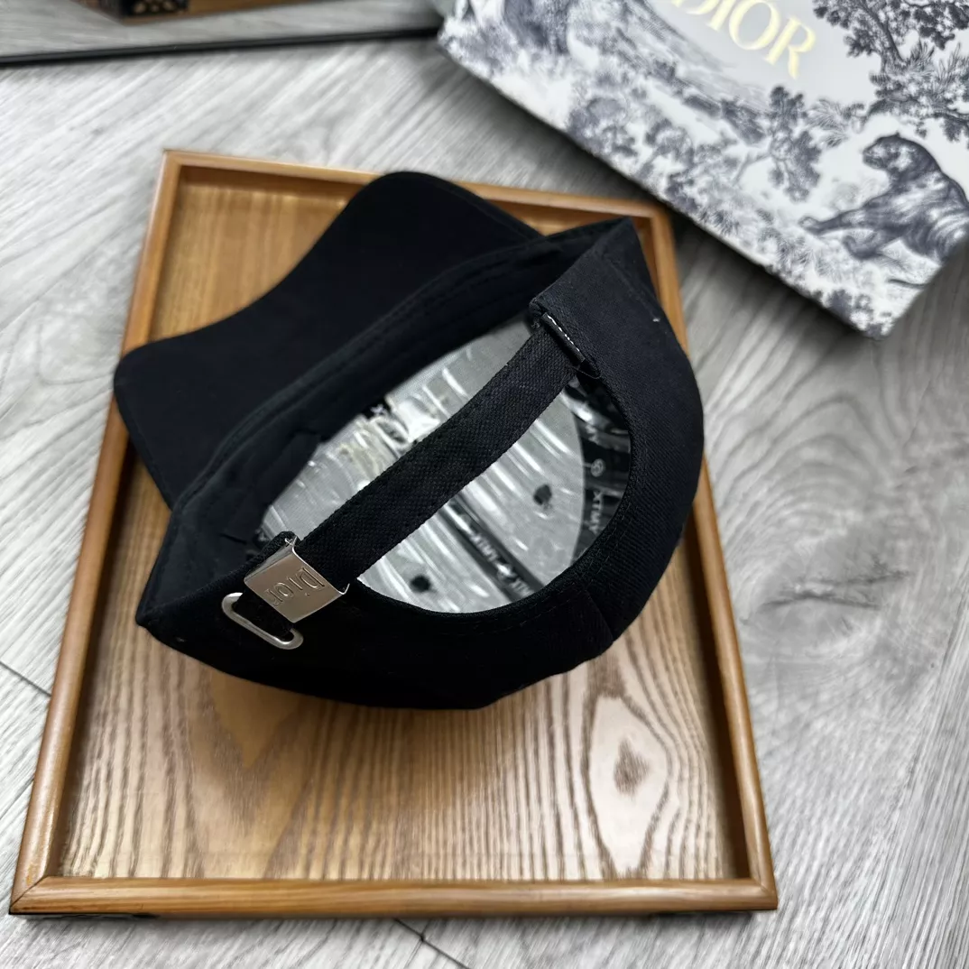 Christian Dior Caps Sleek 8284