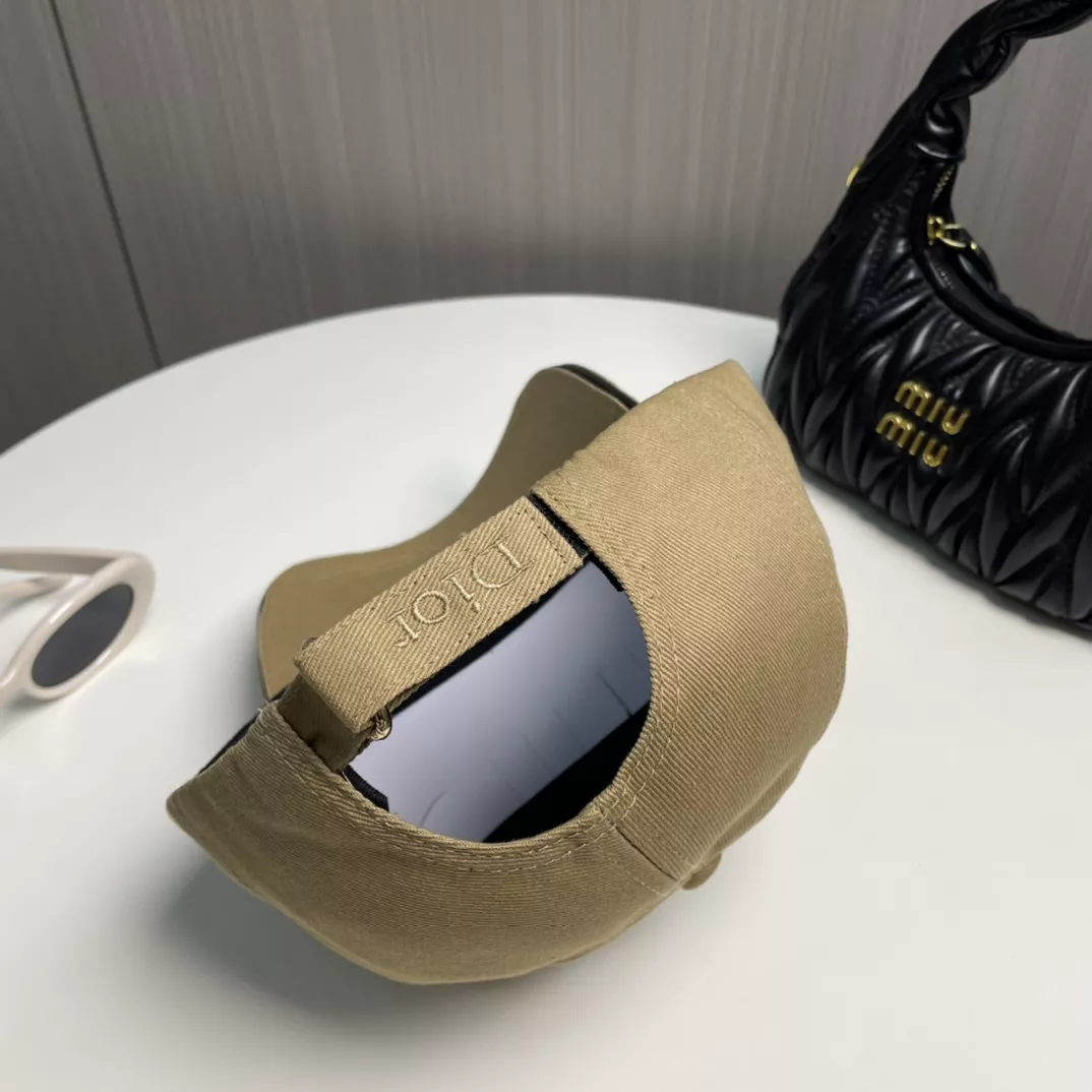 Christian Dior Caps WellDesigned 5087
