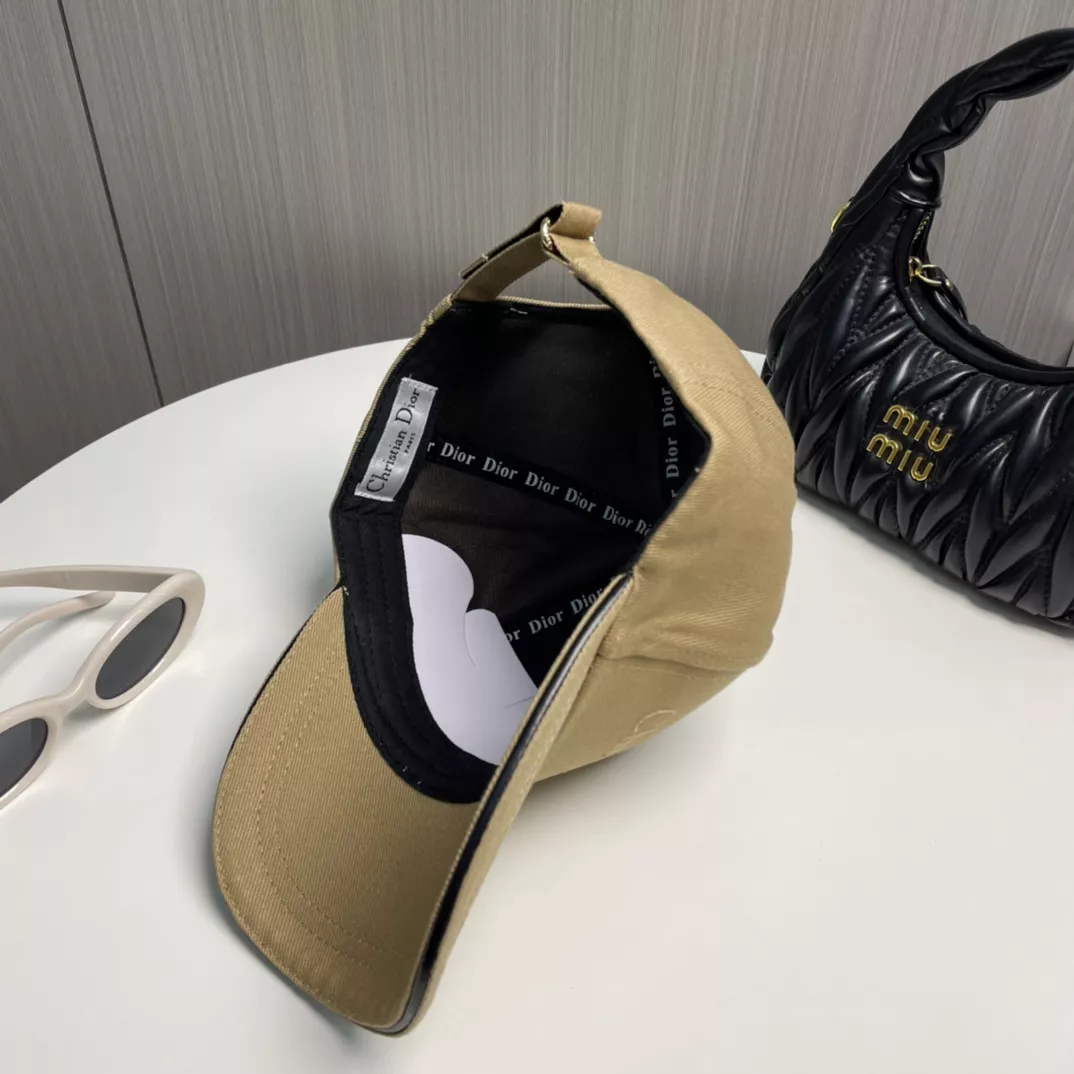 Christian Dior Caps WellDesigned 5087