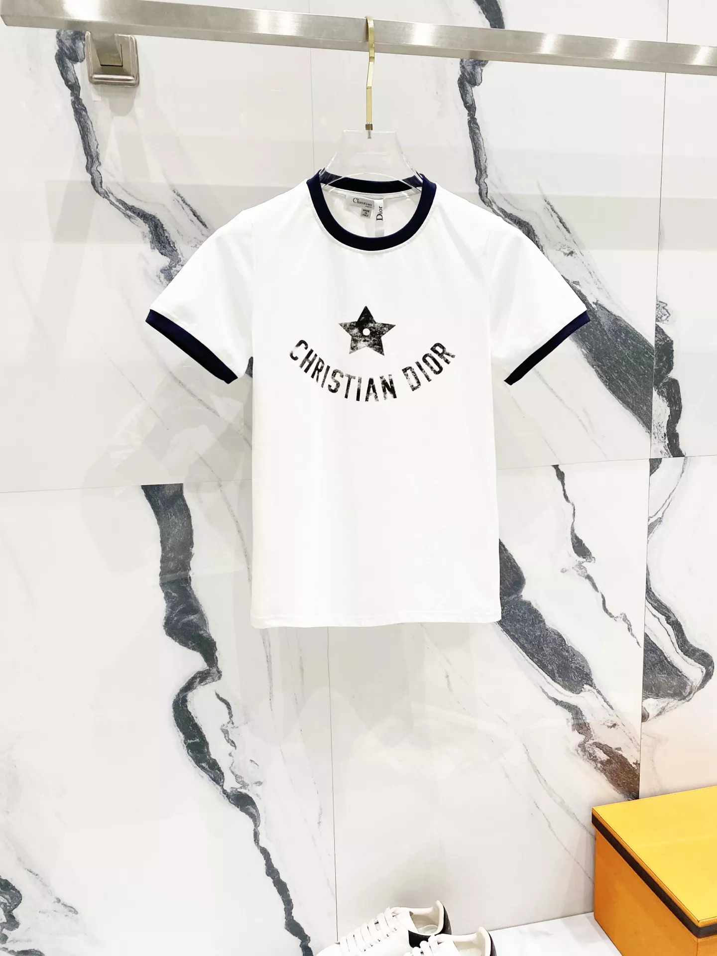 Christian Dior T-Shirts Short Sleeved For Women Elegant 8581