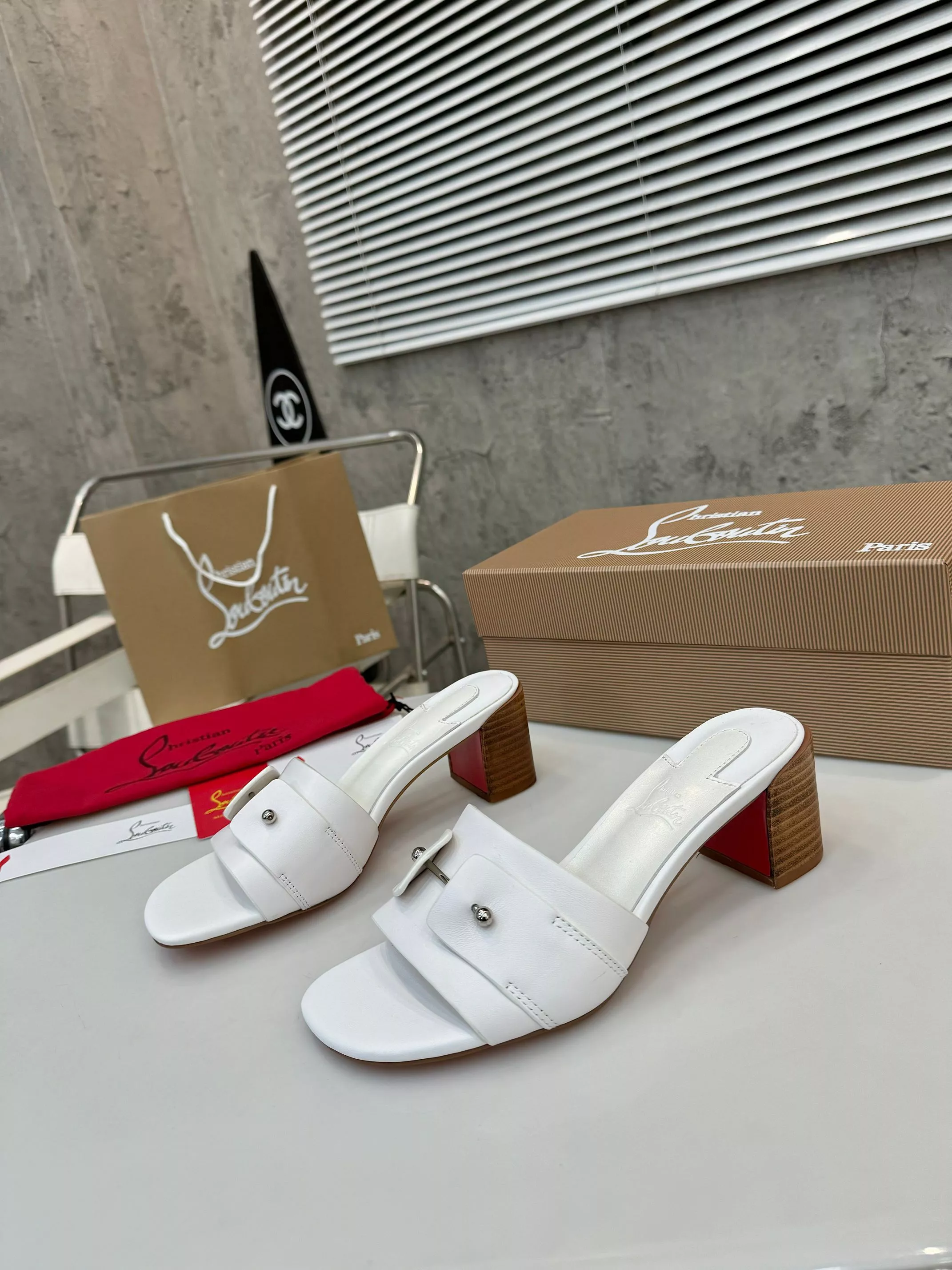 Christian Louboutin CL Slippers For Women Unique 7395