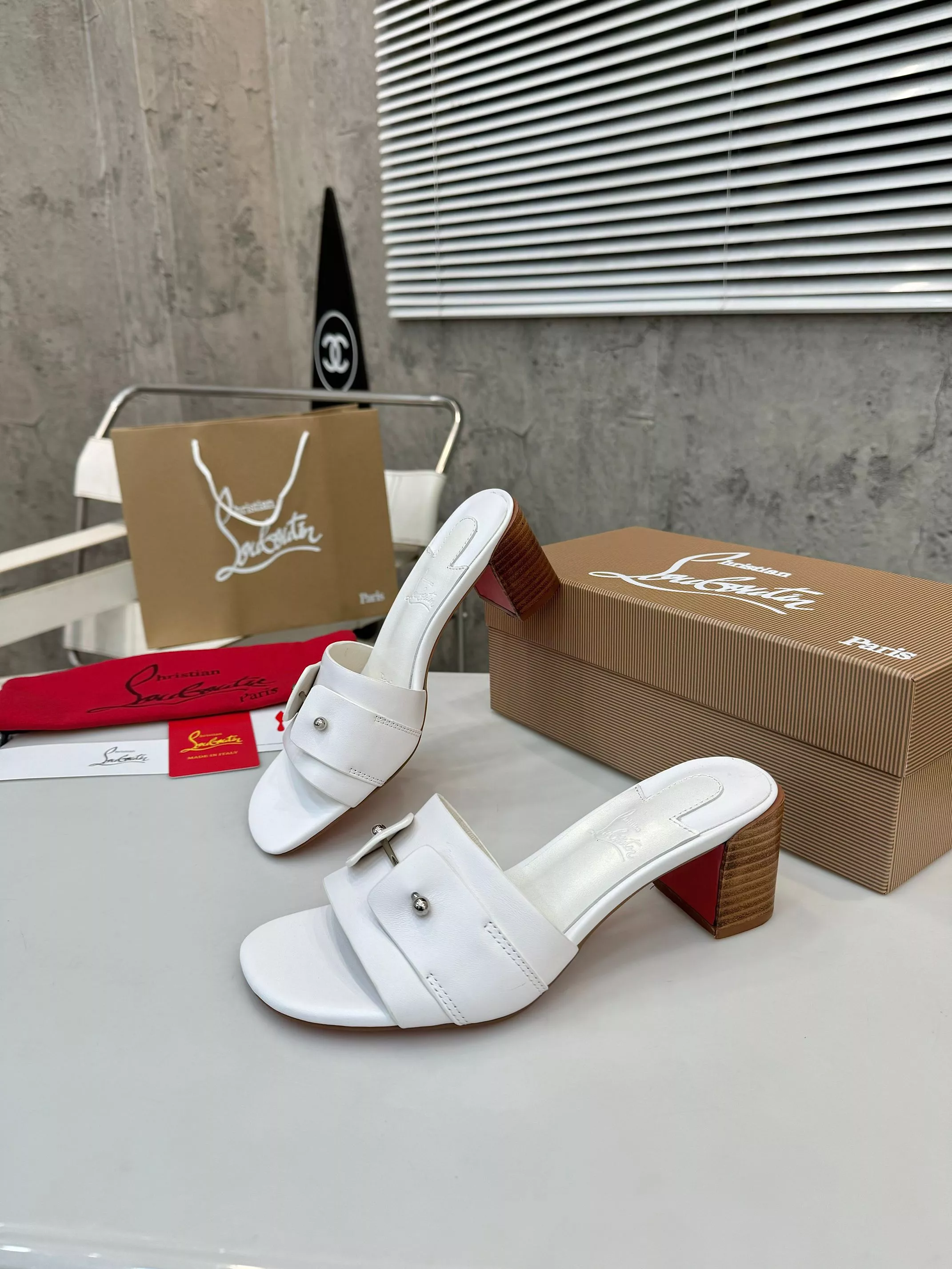 Christian Louboutin CL Slippers For Women Unique 7395