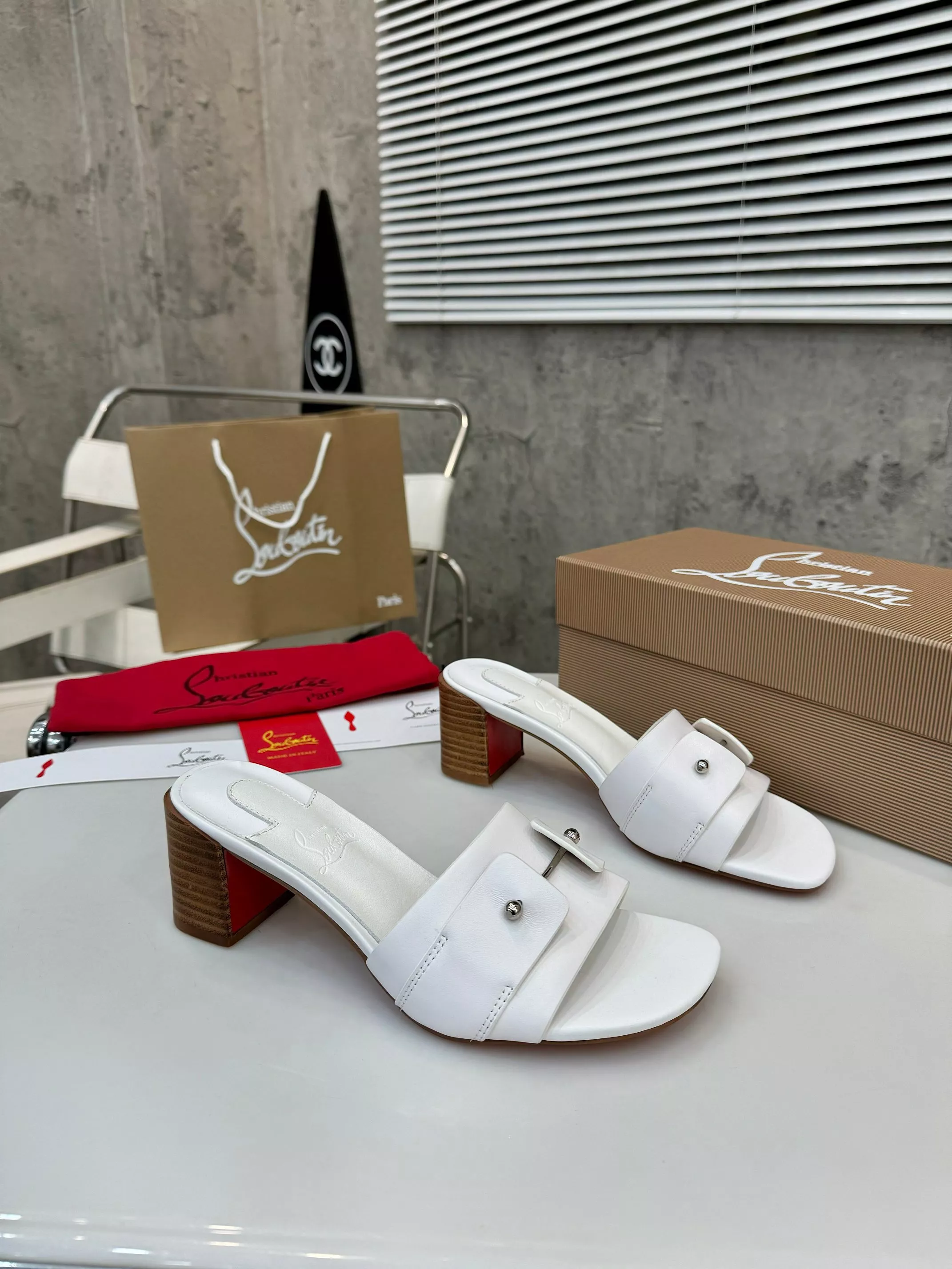 Christian Louboutin CL Slippers For Women Unique 7395