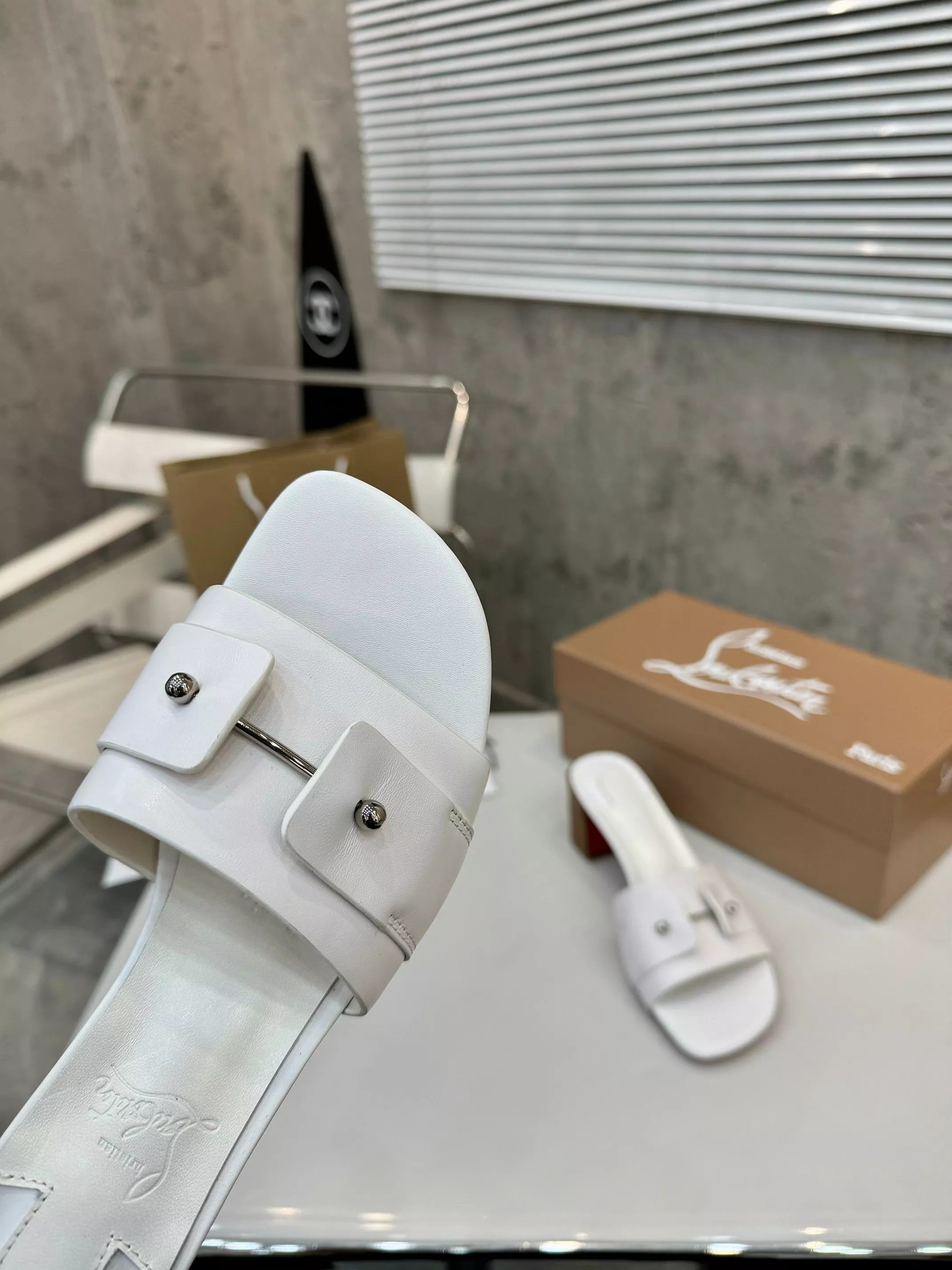 Christian Louboutin CL Slippers For Women Unique 7395