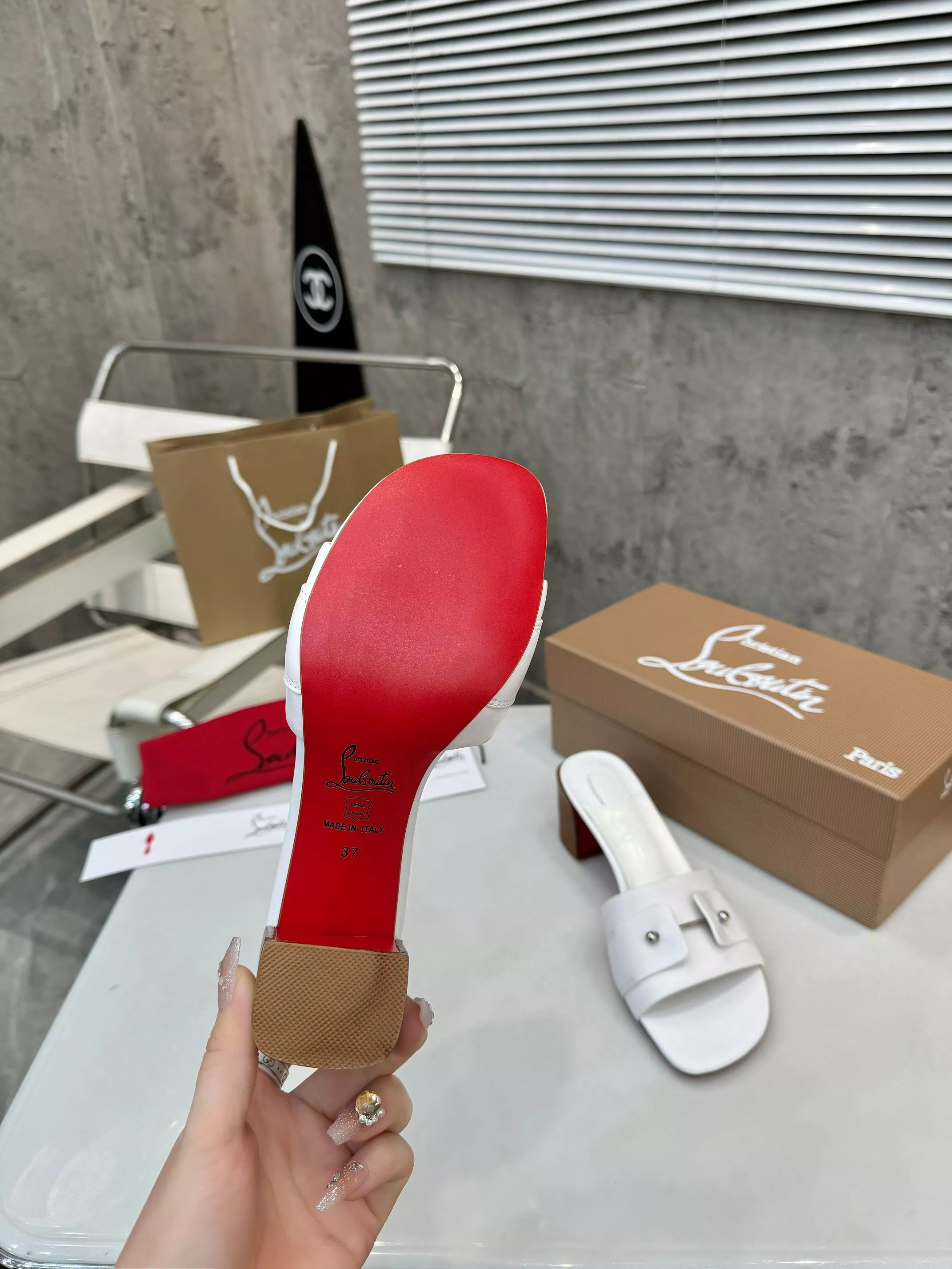 Christian Louboutin CL Slippers For Women Unique 7395