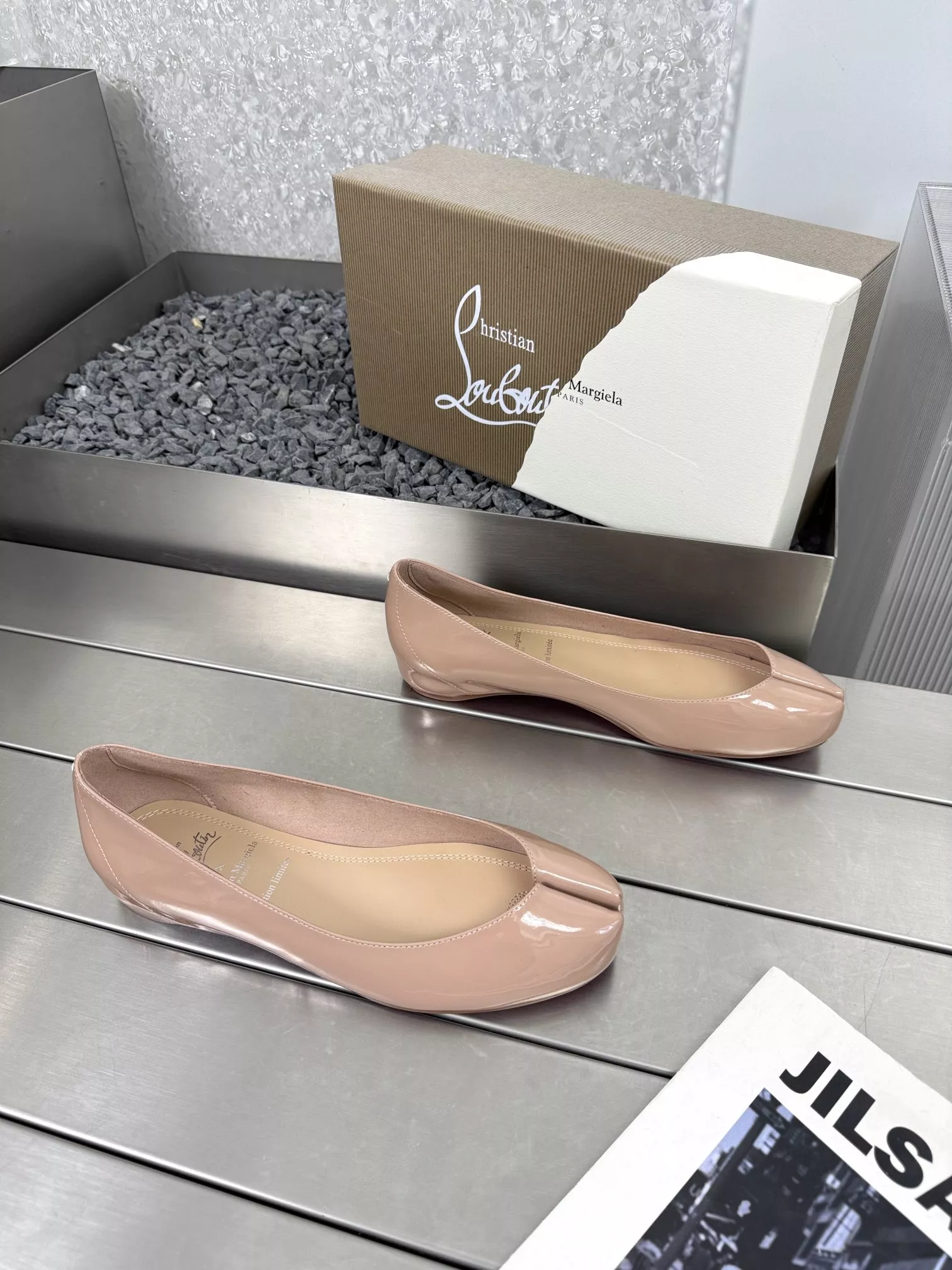 Christian Louboutin Flat Shoes For Women NewStyle 8251