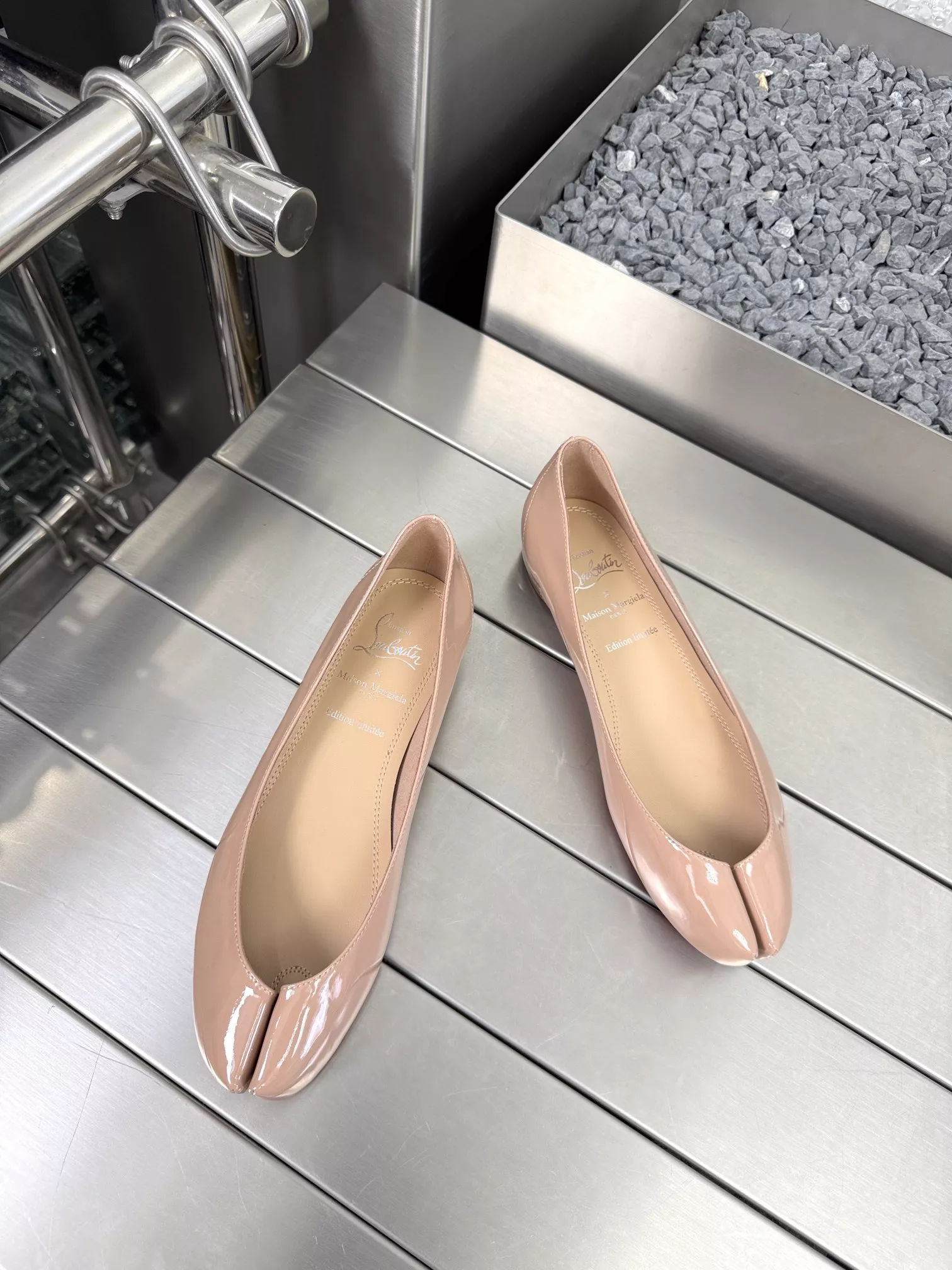 Christian Louboutin Flat Shoes For Women NewStyle 8251