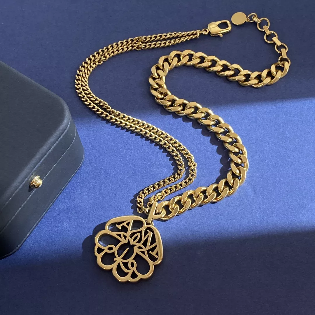 Classic 1121 Alexander McQueen Necklaces