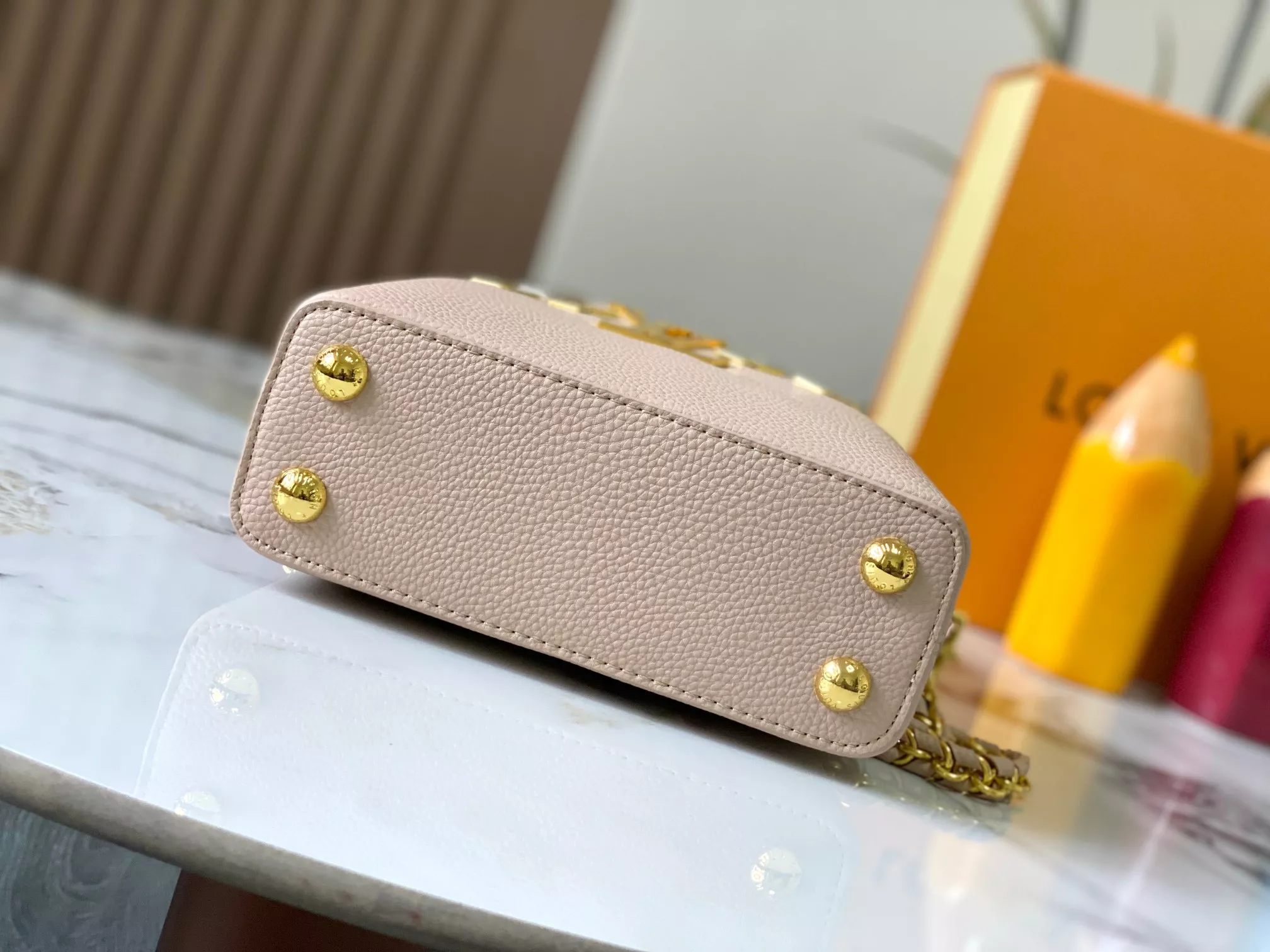 Classic 1810 Louis Vuitton AAA Quality Messenger Bags For Women