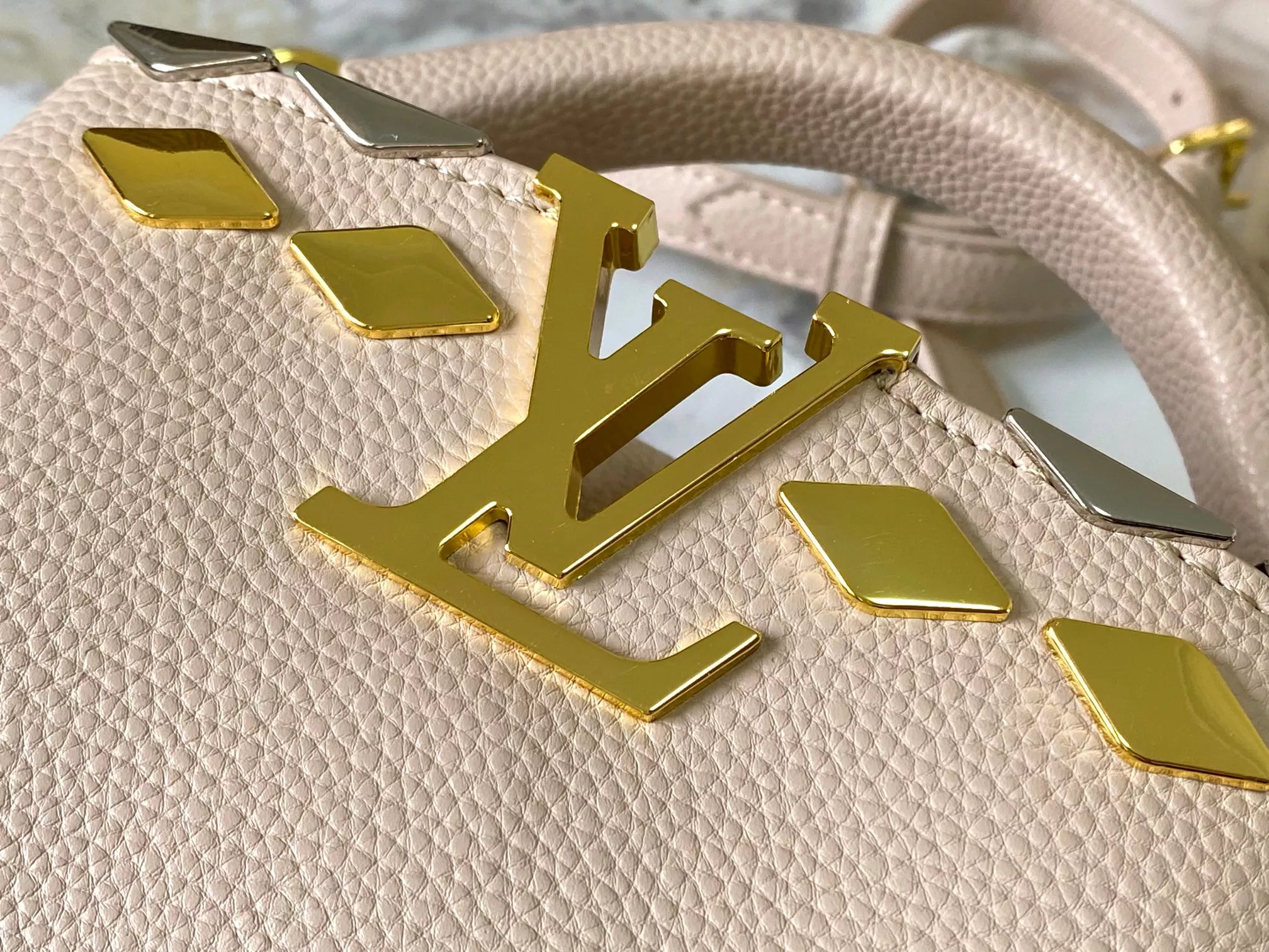 Classic 1810 Louis Vuitton AAA Quality Messenger Bags For Women