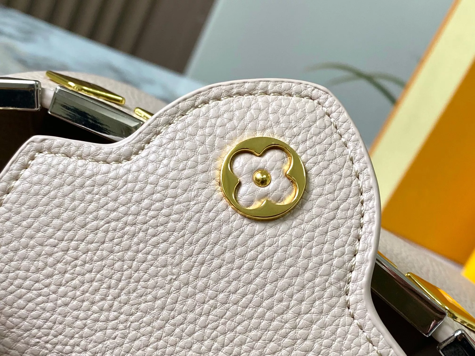 Classic 1810 Louis Vuitton AAA Quality Messenger Bags For Women