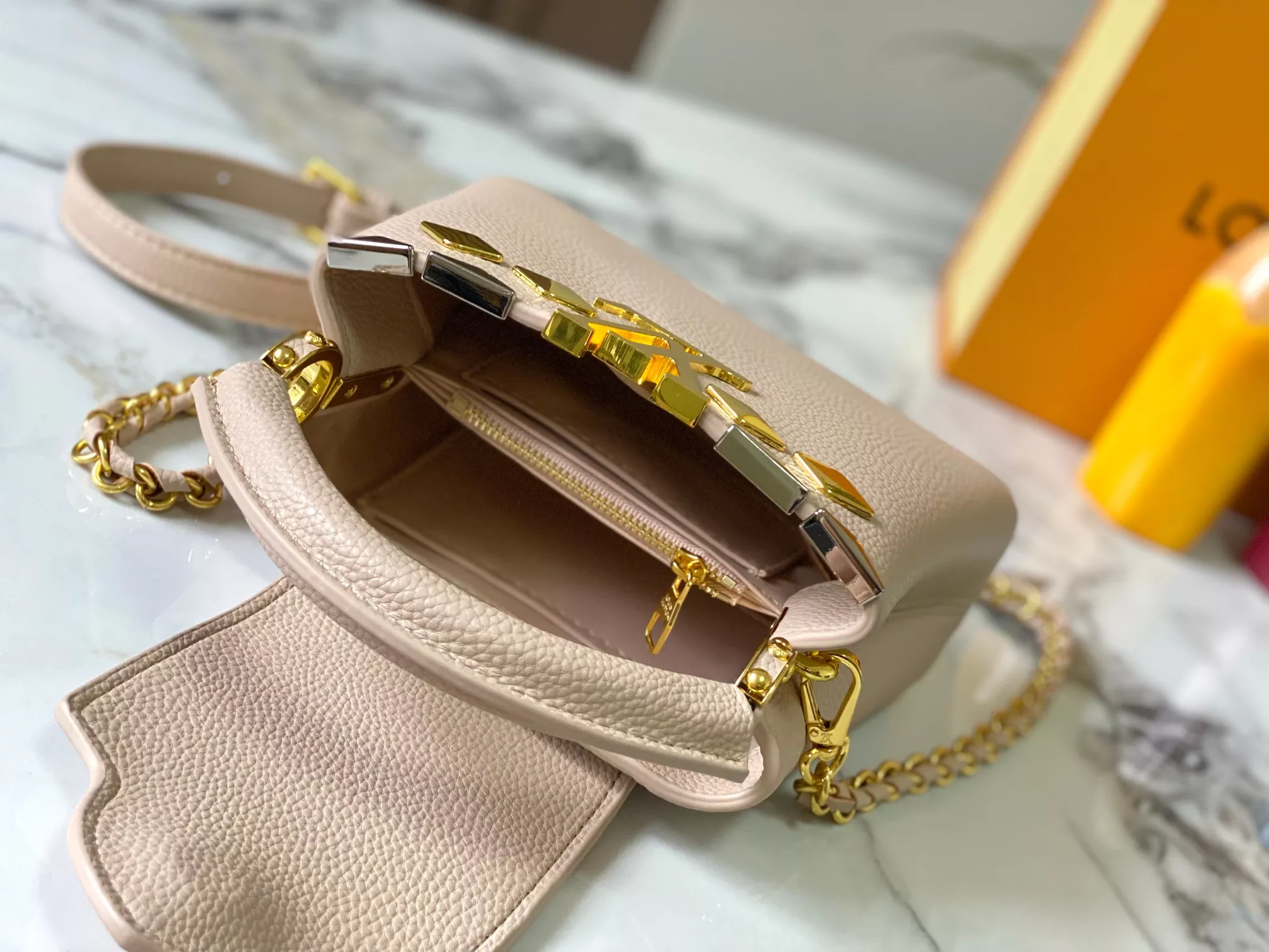 Classic 1810 Louis Vuitton AAA Quality Messenger Bags For Women