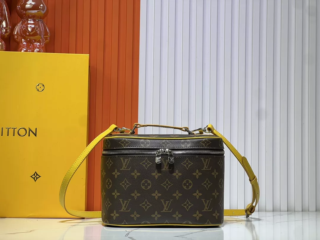 Classic 2392 Louis Vuitton AAA Quality Messenger Bags For Women