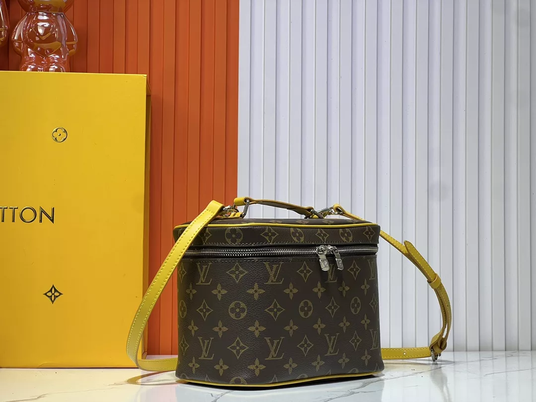 Classic 2392 Louis Vuitton AAA Quality Messenger Bags For Women