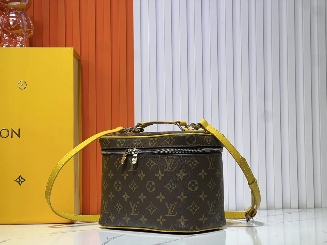 Classic 2392 Louis Vuitton AAA Quality Messenger Bags For Women