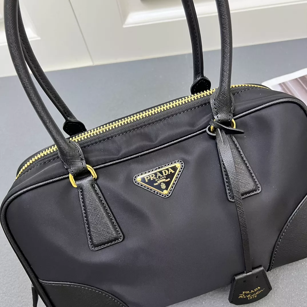Classic 2690 Prada AAA Quality Shoulder Bags For Women