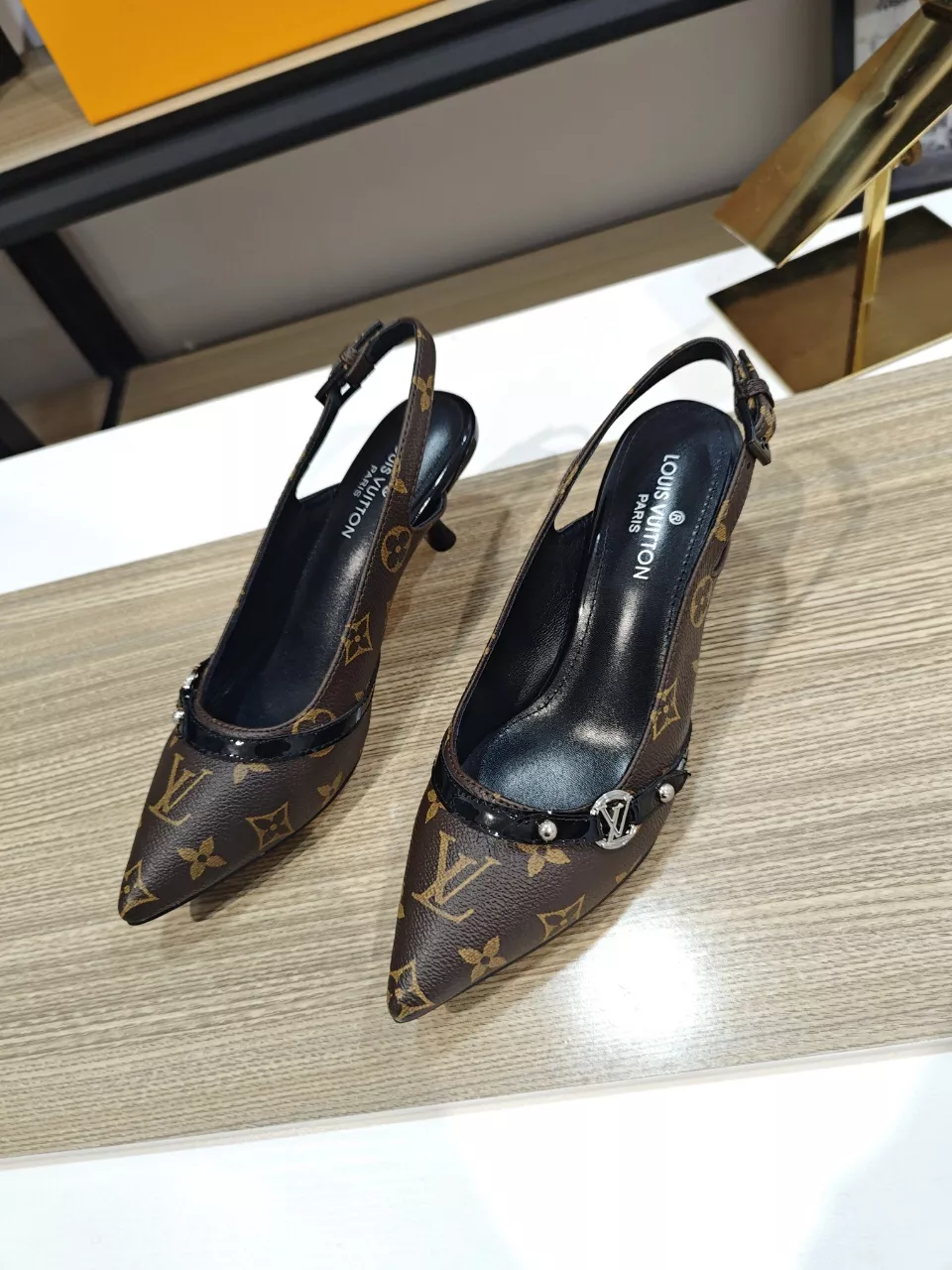 Classic 3876 Louis Vuitton Sandal For Women