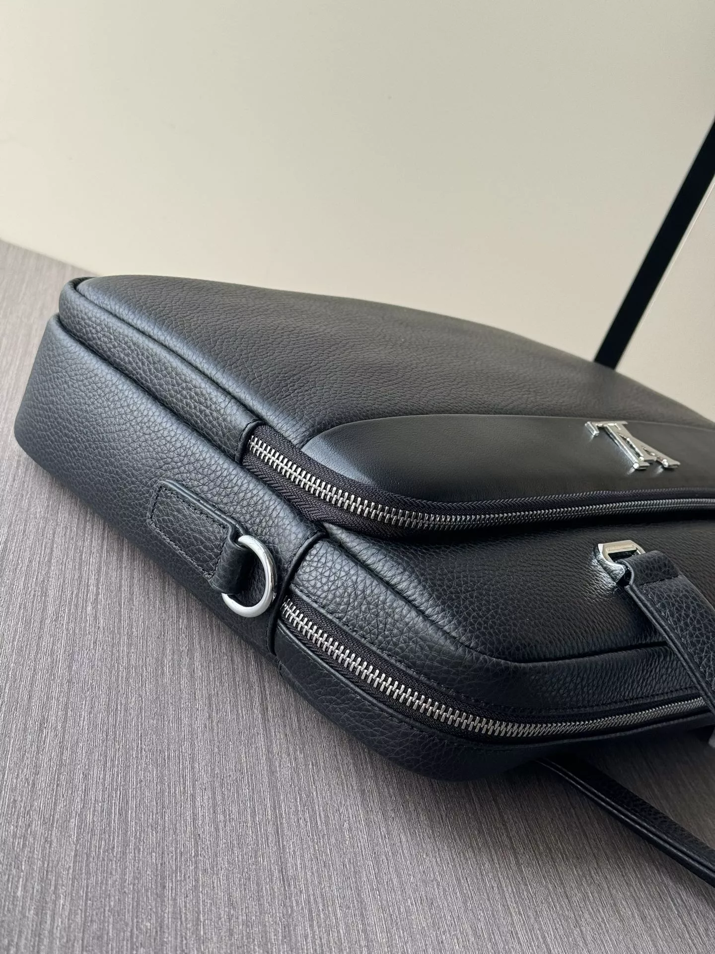 Classic 4047 Louis Vuitton AAA Man Handbags