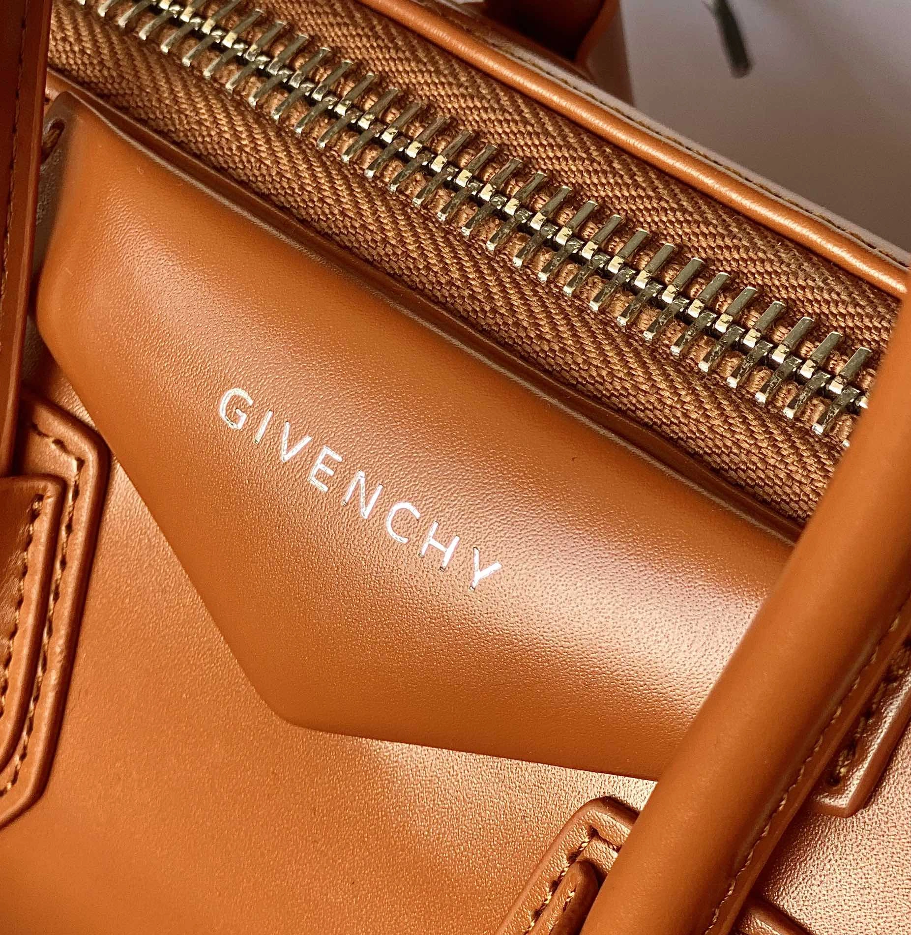 Classic 4323 Givenchy AAA Quality Handbags For Women