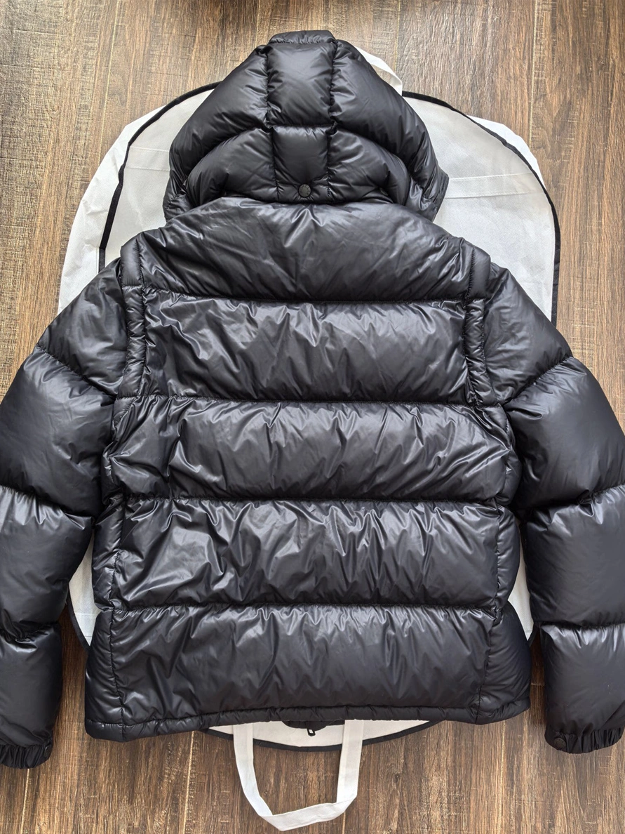 Classic 4541 Moncler Down Feather Coat Long Sleeved For Unisex