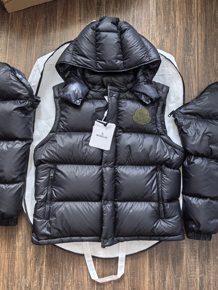 Classic 4541 Moncler Down Feather Coat Long Sleeved For Unisex