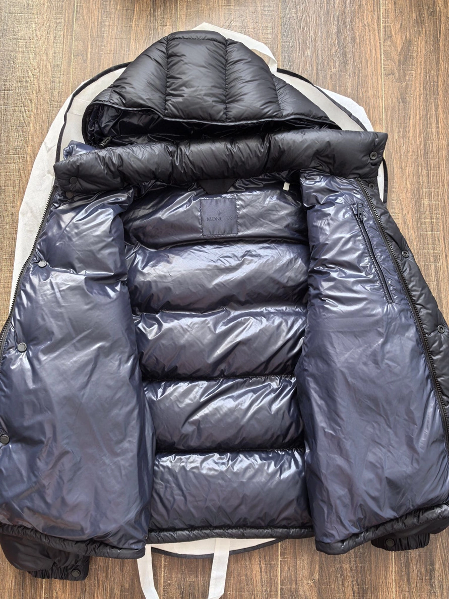 Classic 4541 Moncler Down Feather Coat Long Sleeved For Unisex