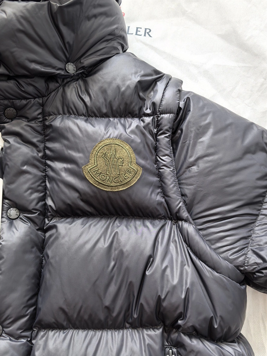 Classic 4541 Moncler Down Feather Coat Long Sleeved For Unisex