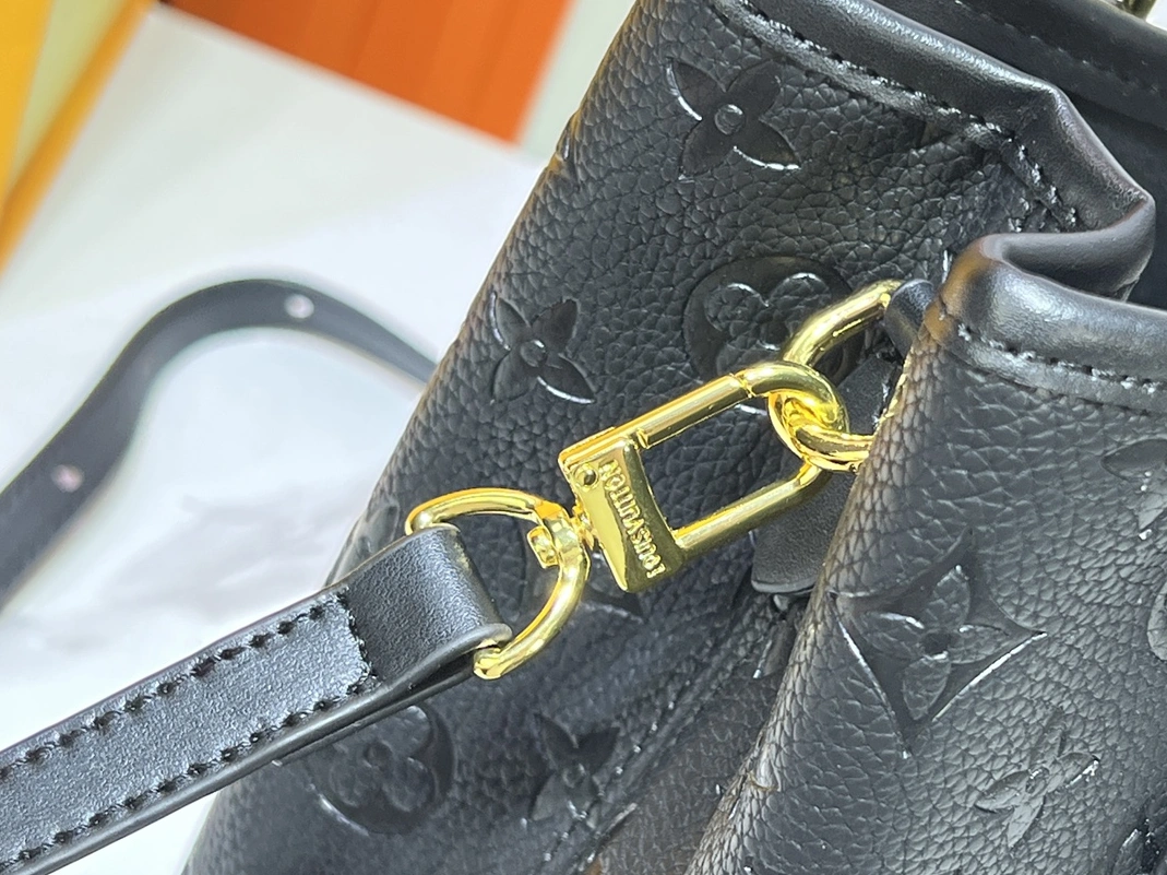 Classic 4774 Louis Vuitton AAA Quality Handbags For Women