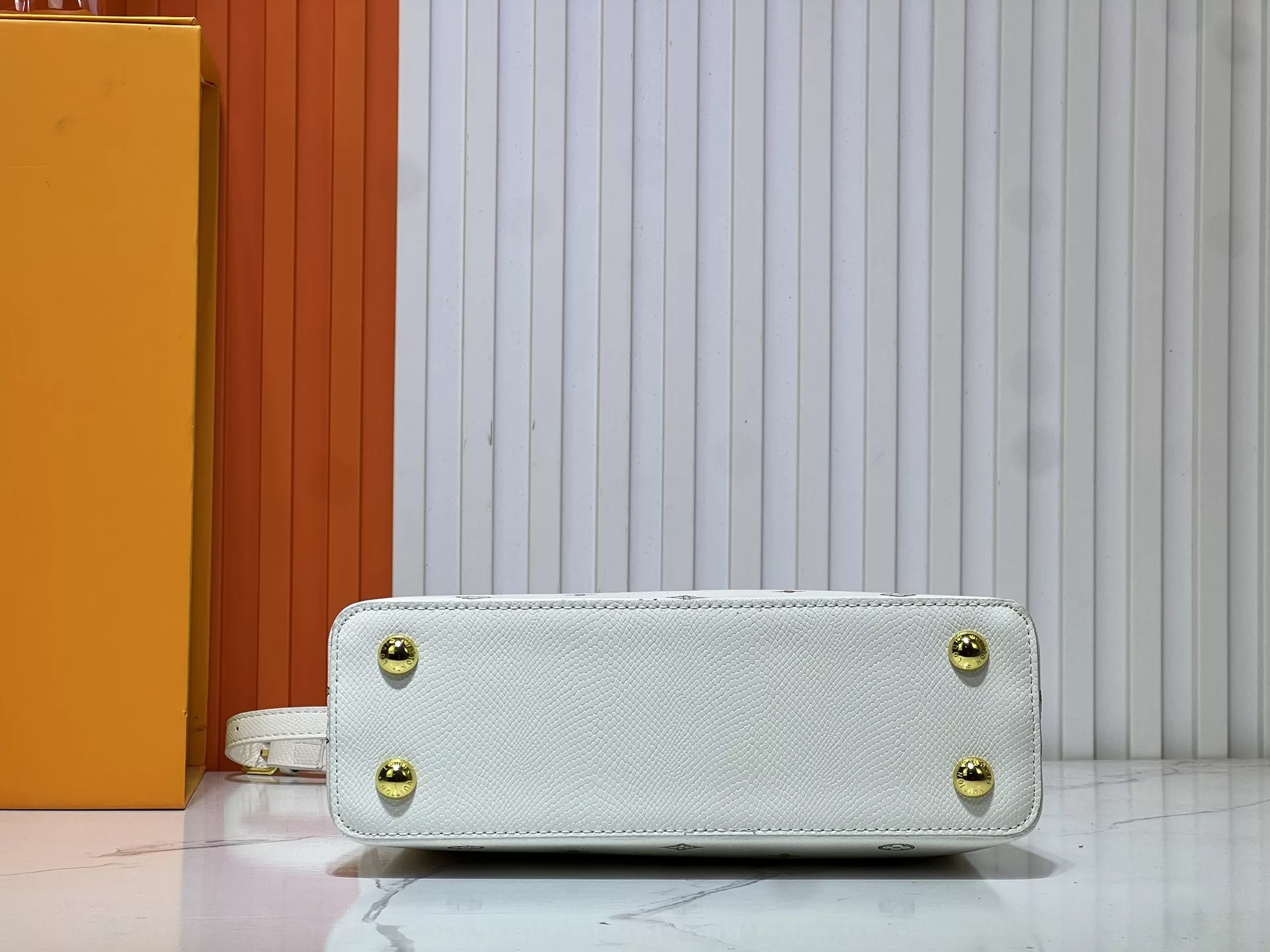 Classic 6508 Louis Vuitton AAA Quality Messenger Bags For Women