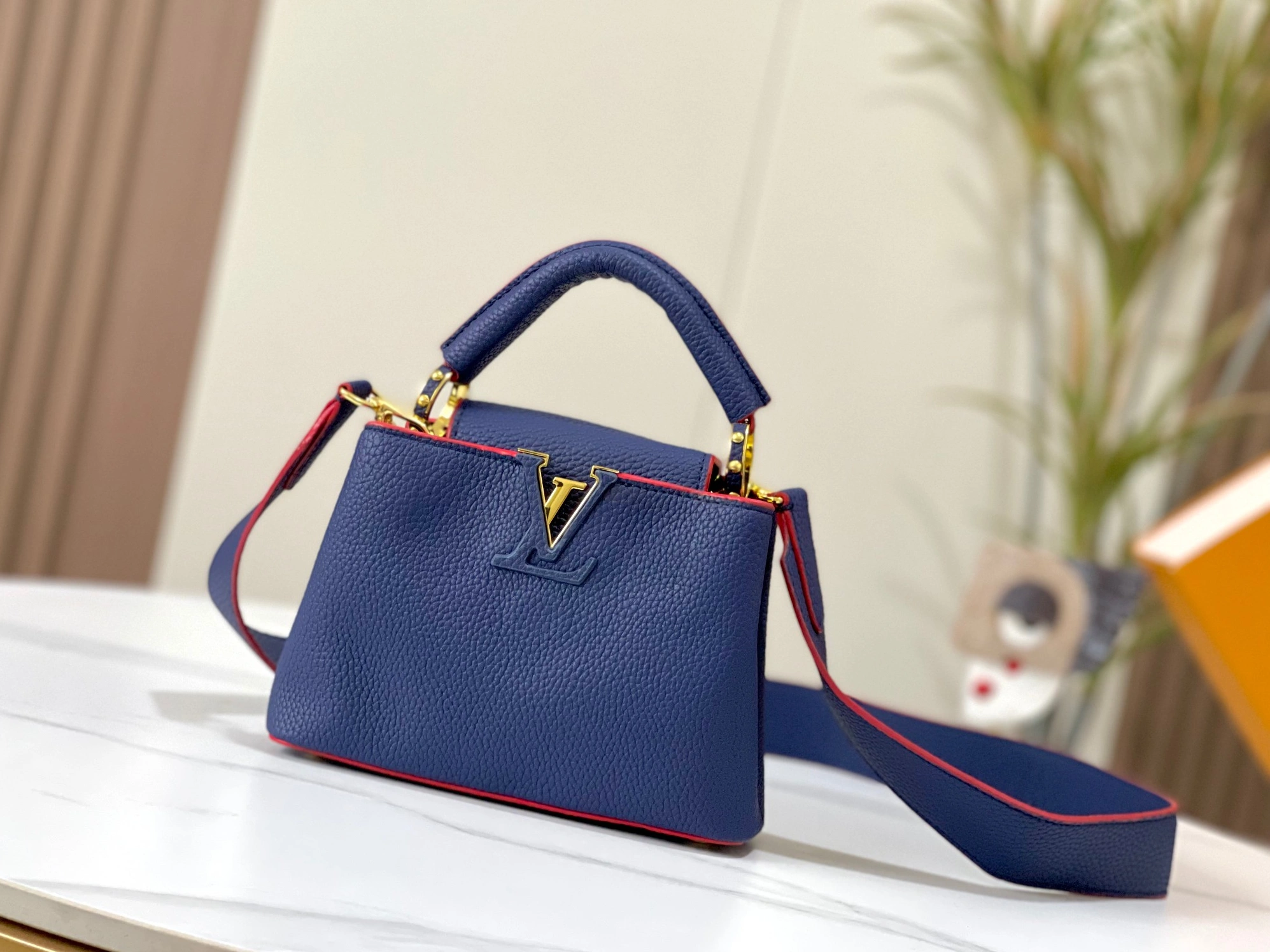 Classic 6907 Louis Vuitton AAA Quality Messenger Bags For Women