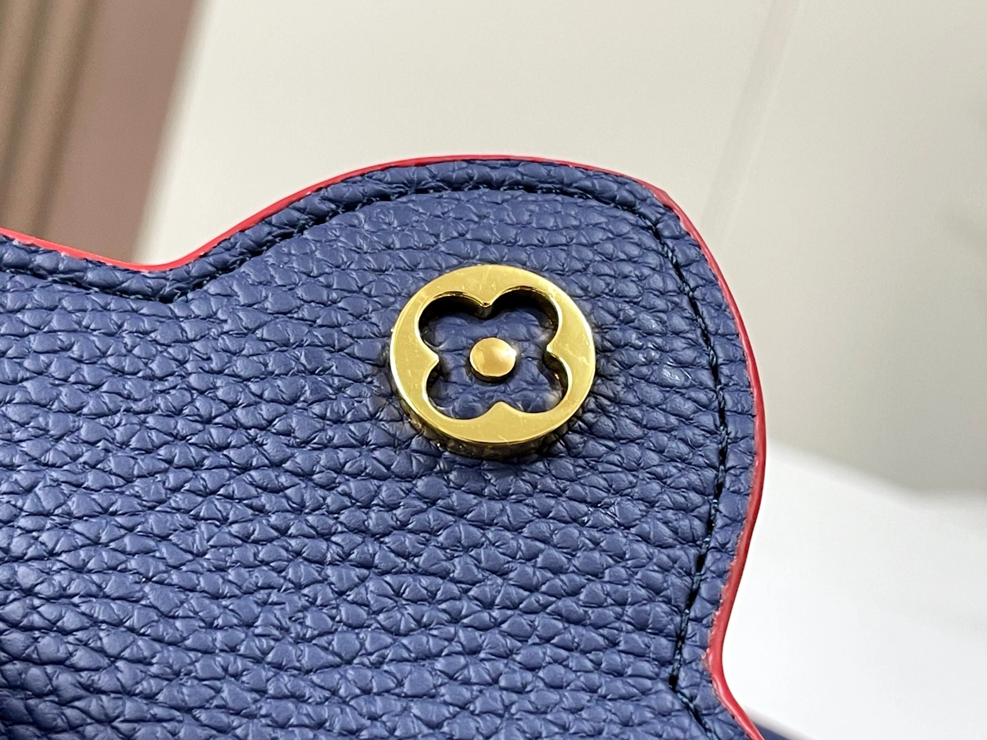 Classic 6907 Louis Vuitton AAA Quality Messenger Bags For Women