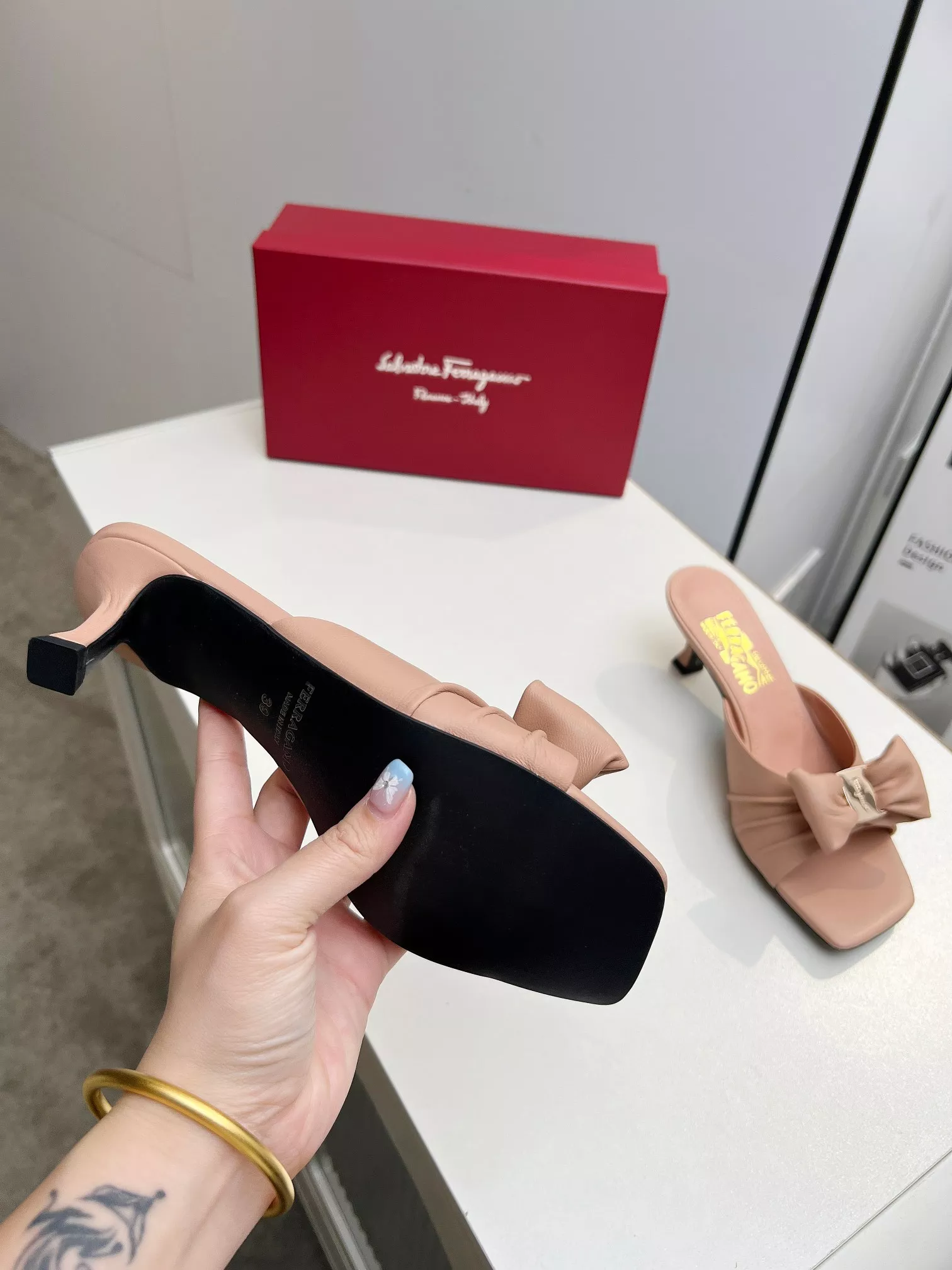 Classic 7107 Salvatore Ferragamo Slippers For Women