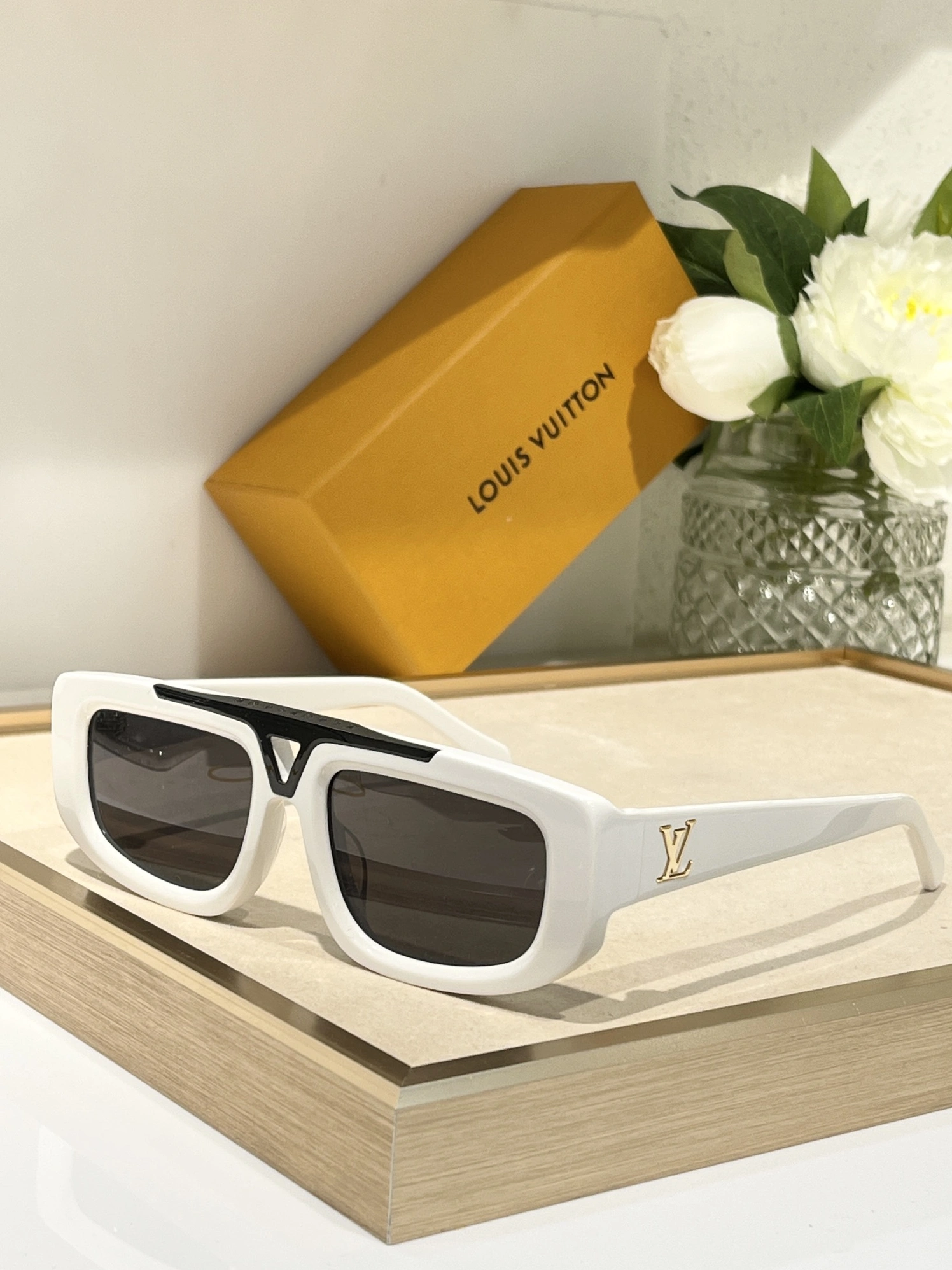 Classic 7426 Louis Vuitton AAA Quality Sunglasses