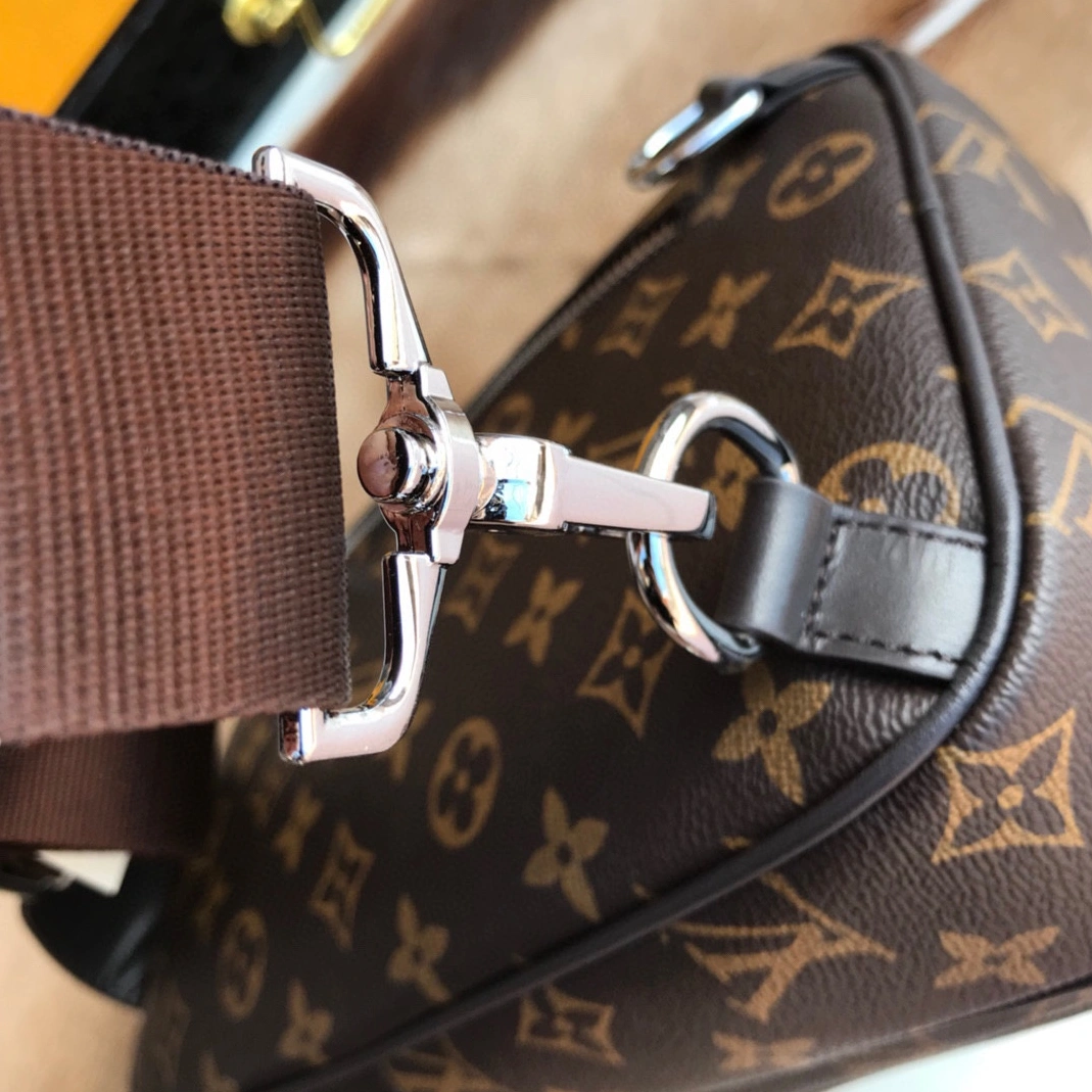 Classic 7473 Louis Vuitton AAA Man Messenger Bags