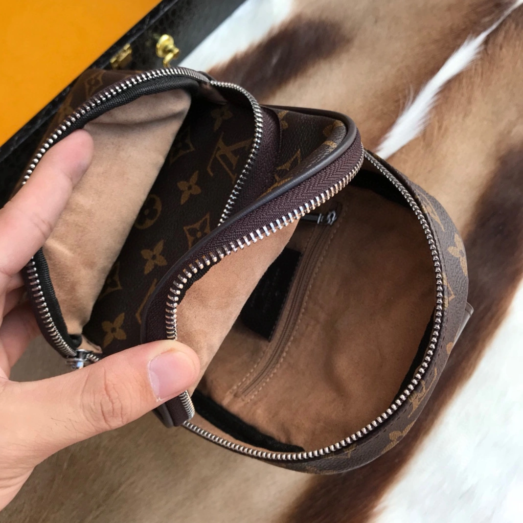 Classic 7473 Louis Vuitton AAA Man Messenger Bags