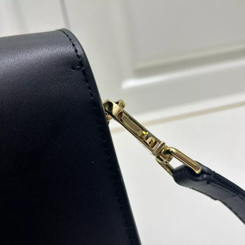 Classic 7605 Burberry AAA Quality Messenger Bags For Women