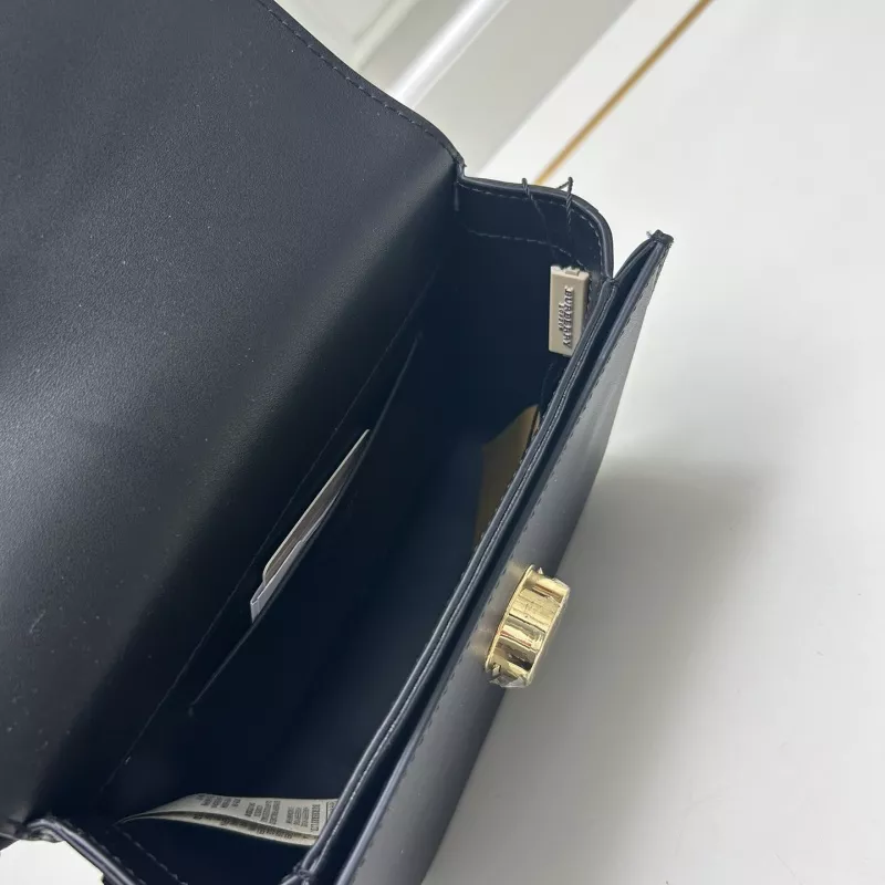 Classic 7605 Burberry AAA Quality Messenger Bags For Women