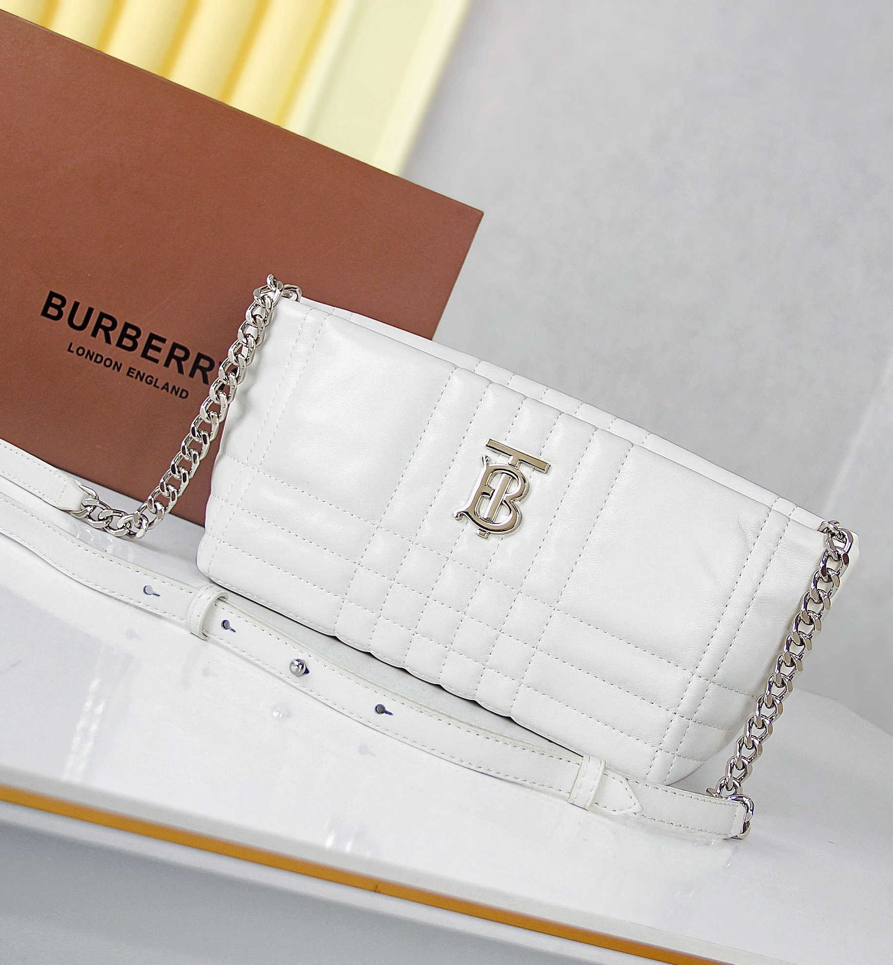 Classic 9156 Burberry AAA Quality Messenger Bags For Women
