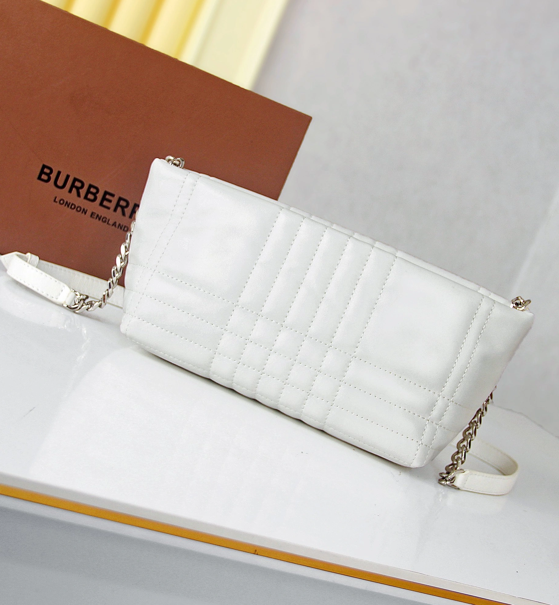 Classic 9156 Burberry AAA Quality Messenger Bags For Women