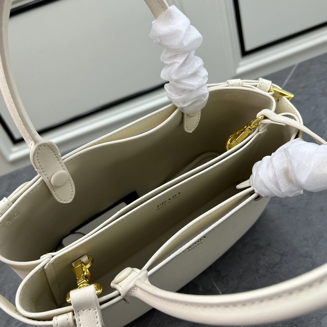 Classic 9668 Prada AAA Quality Handbags For Women