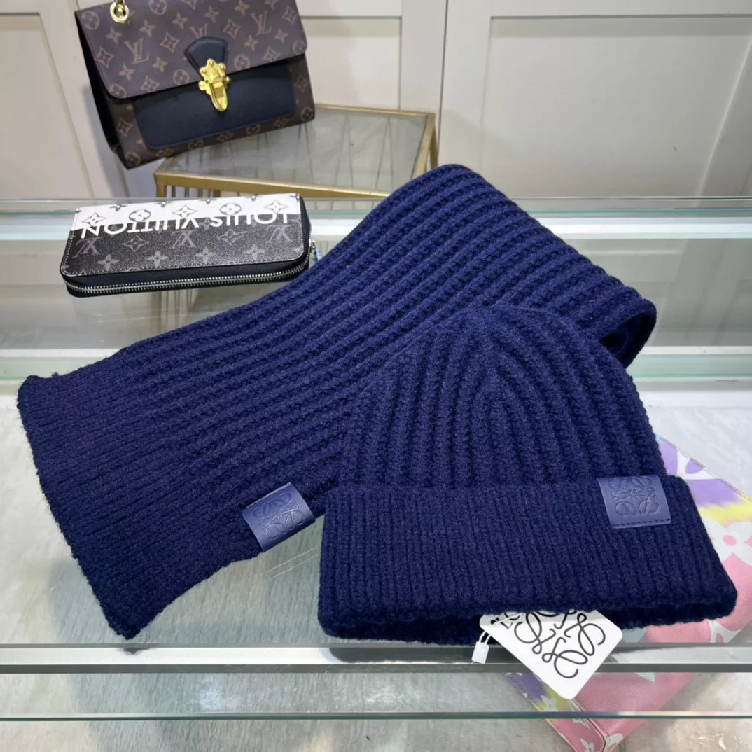 Comfortable 2075 LOEWE Hat and Scarf Set