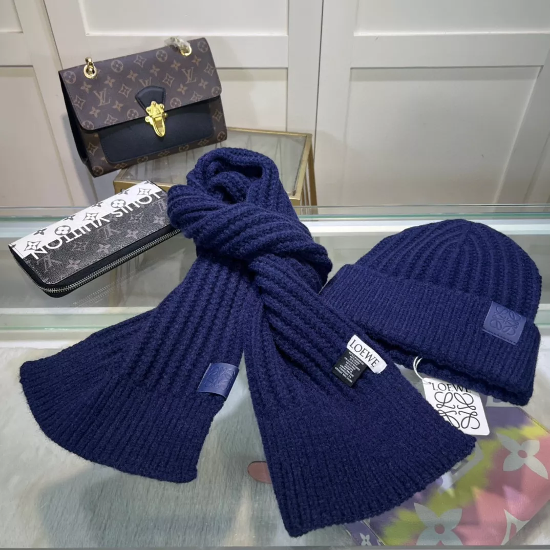 Comfortable 2075 LOEWE Hat and Scarf Set
