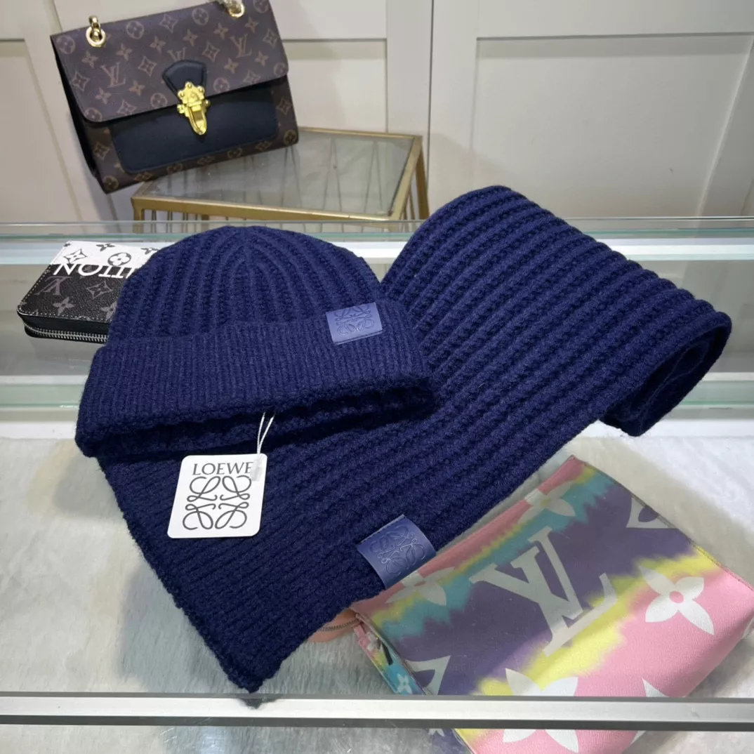 Comfortable 2075 LOEWE Hat and Scarf Set